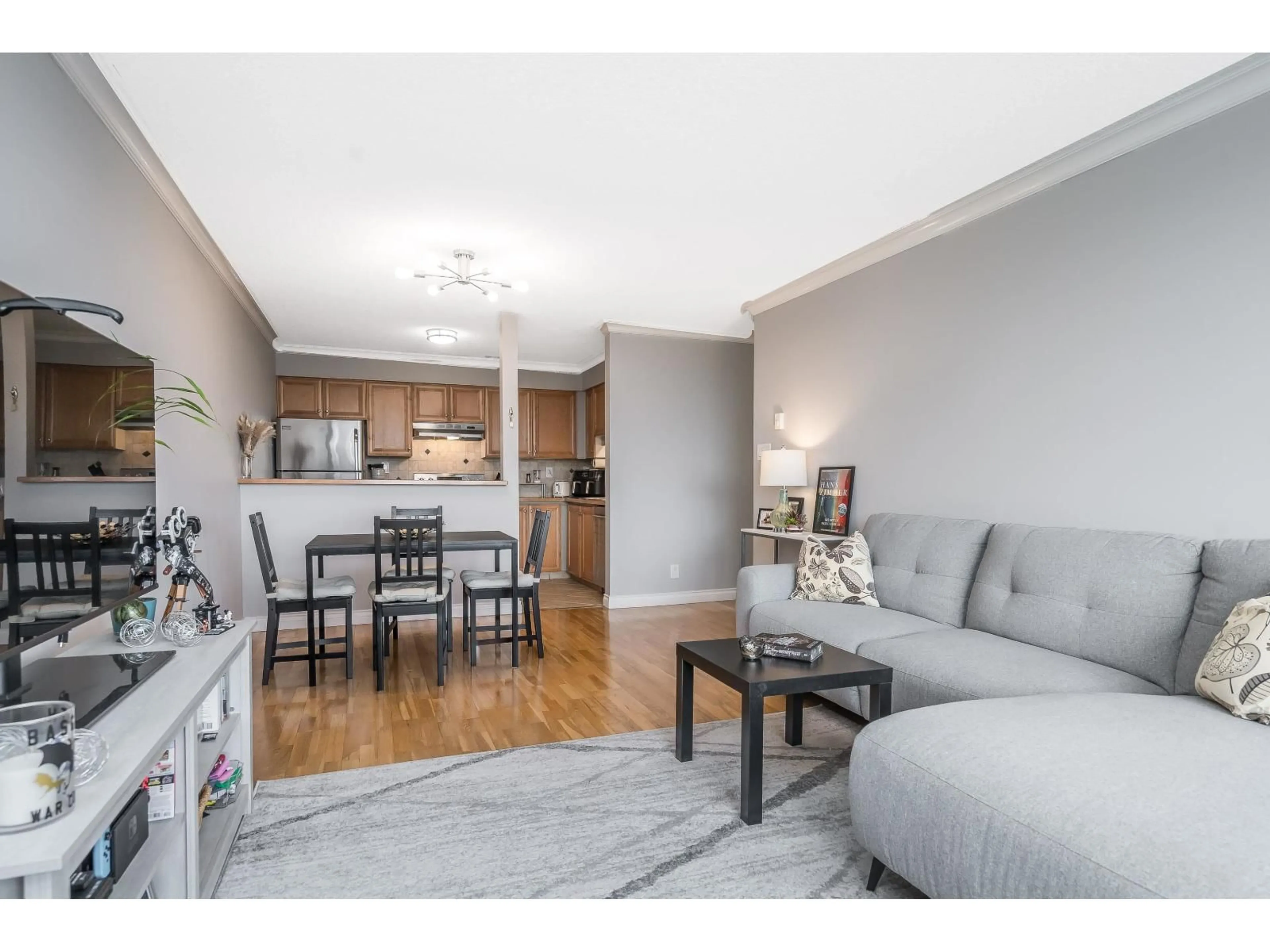 Living room with furniture, wood/laminate floor for 1005 - 11910 80 AVENUE, Delta British Columbia V4C8E3