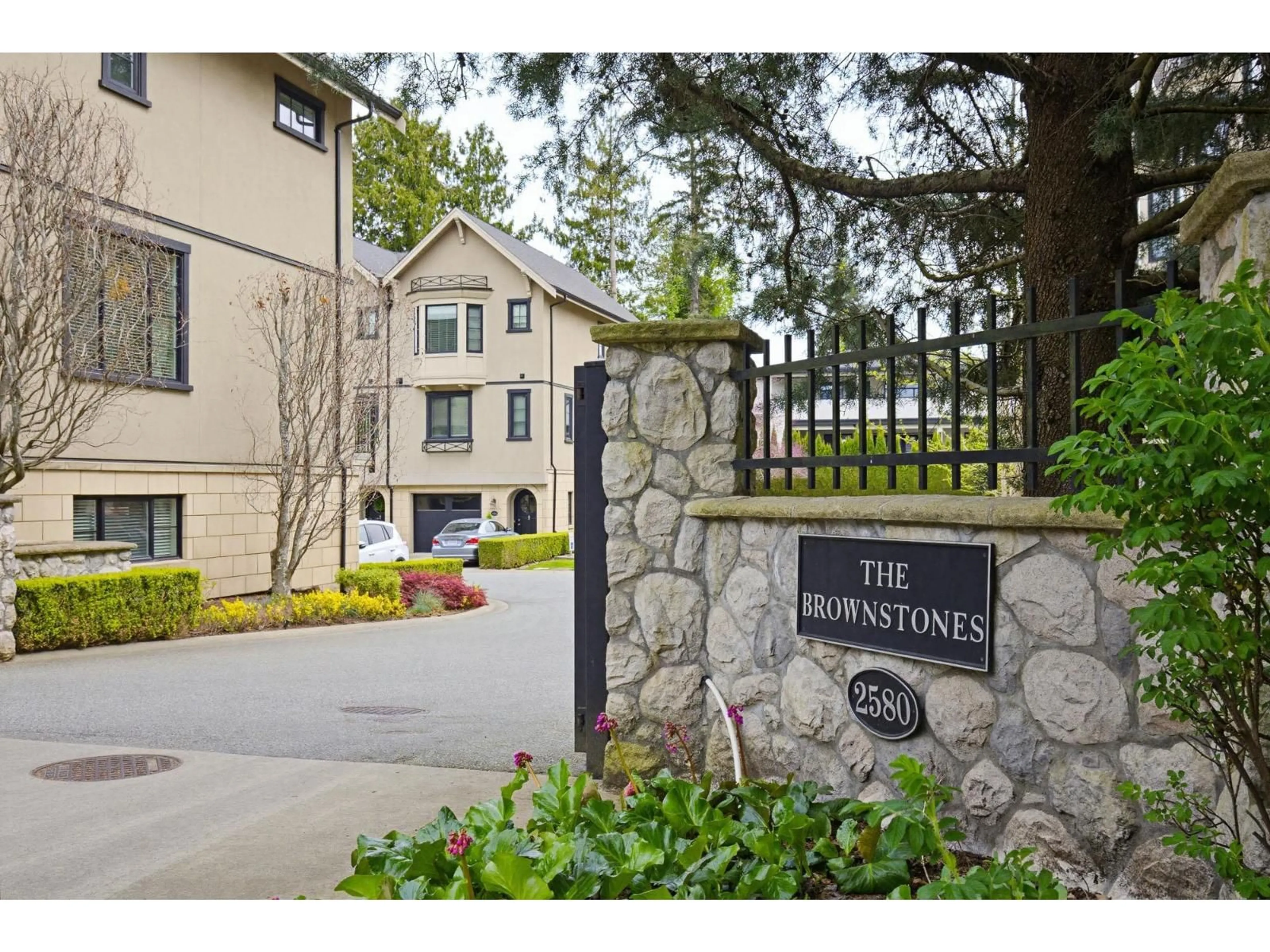 Indoor foyer for 526 - 2580 LANGDON STREET, Abbotsford British Columbia V2T0A9