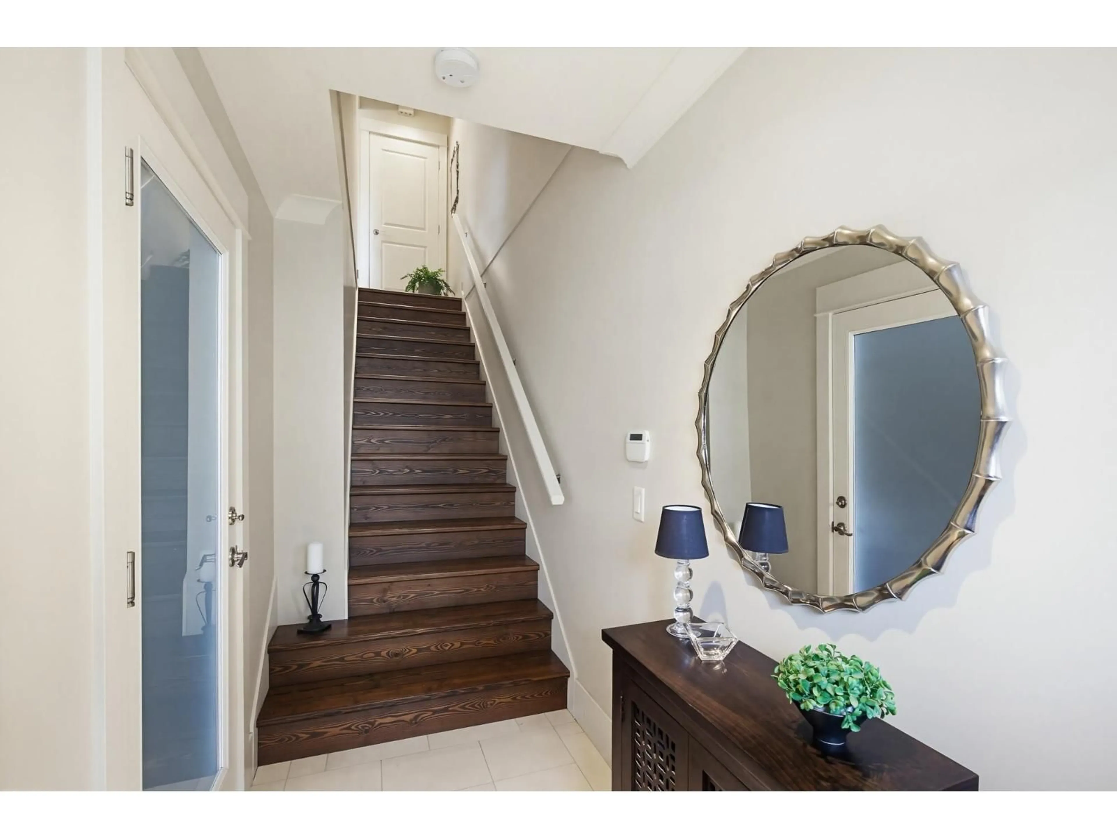 Indoor entryway for 526 - 2580 LANGDON STREET, Abbotsford British Columbia V2T0A9