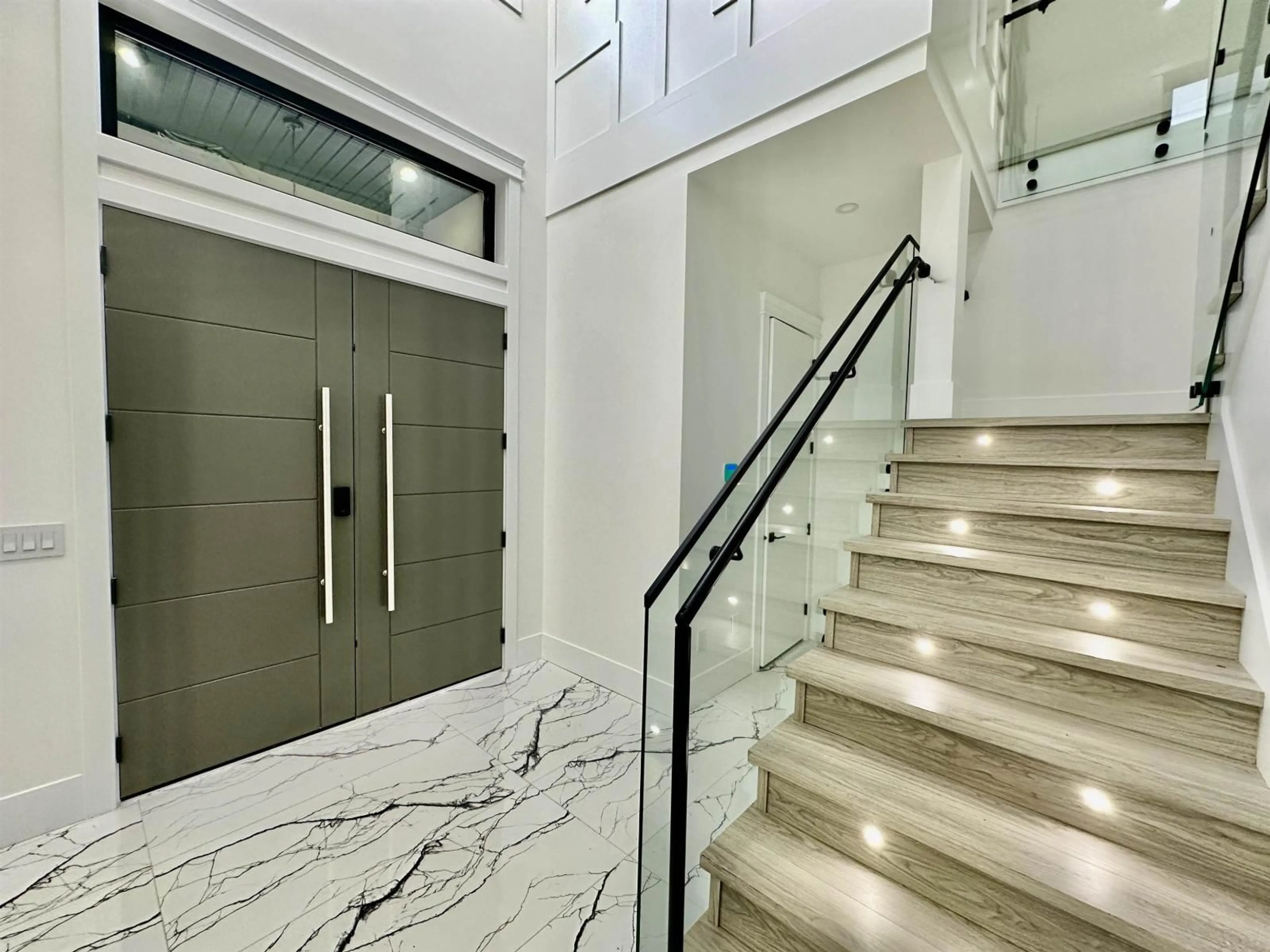 Stairs for 12352 96 AVENUE, Surrey British Columbia V3V1W7