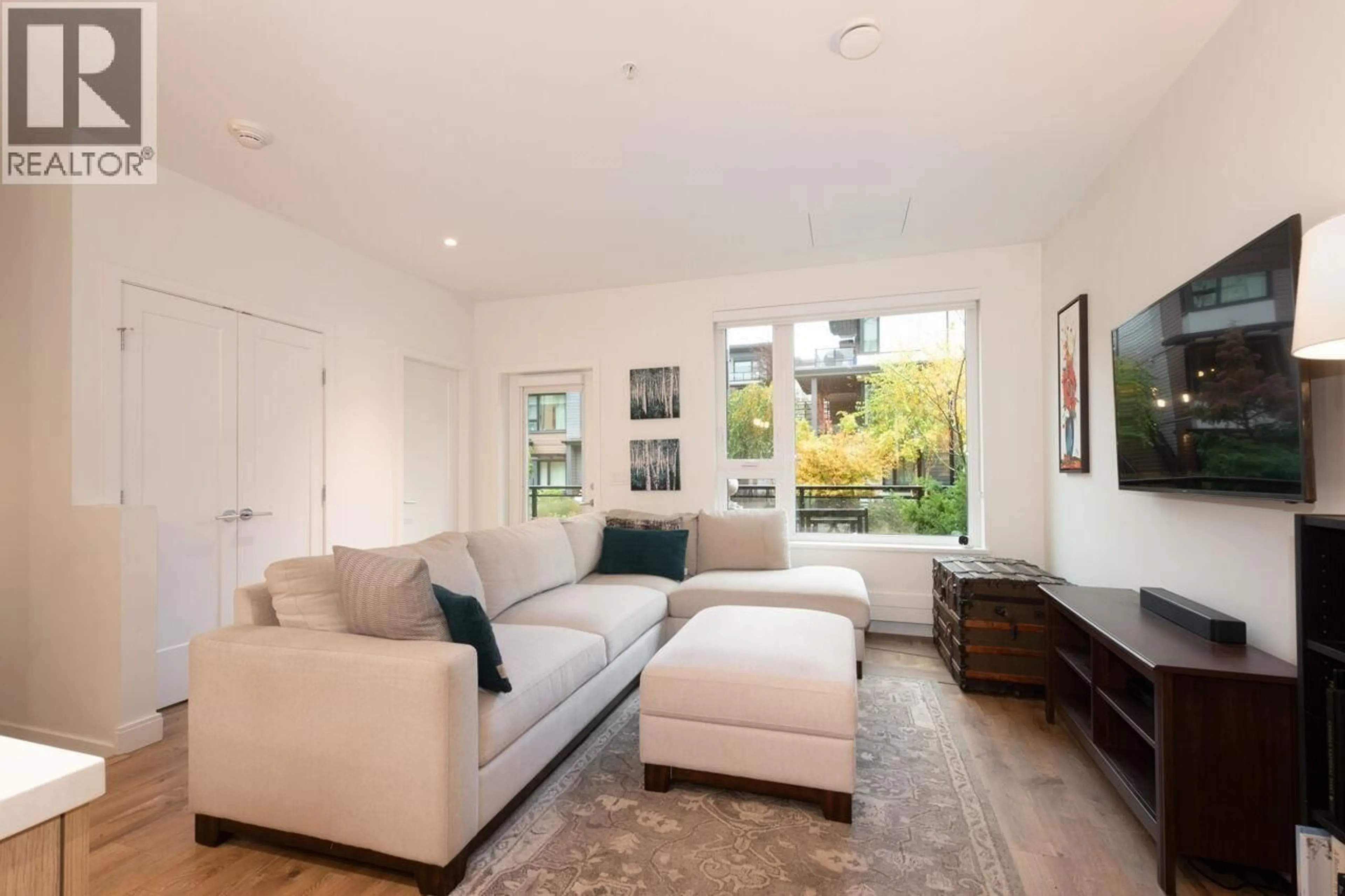 Living room with furniture, unknown for 122 - 525 2ND STREET, North Vancouver British Columbia V7L1E1