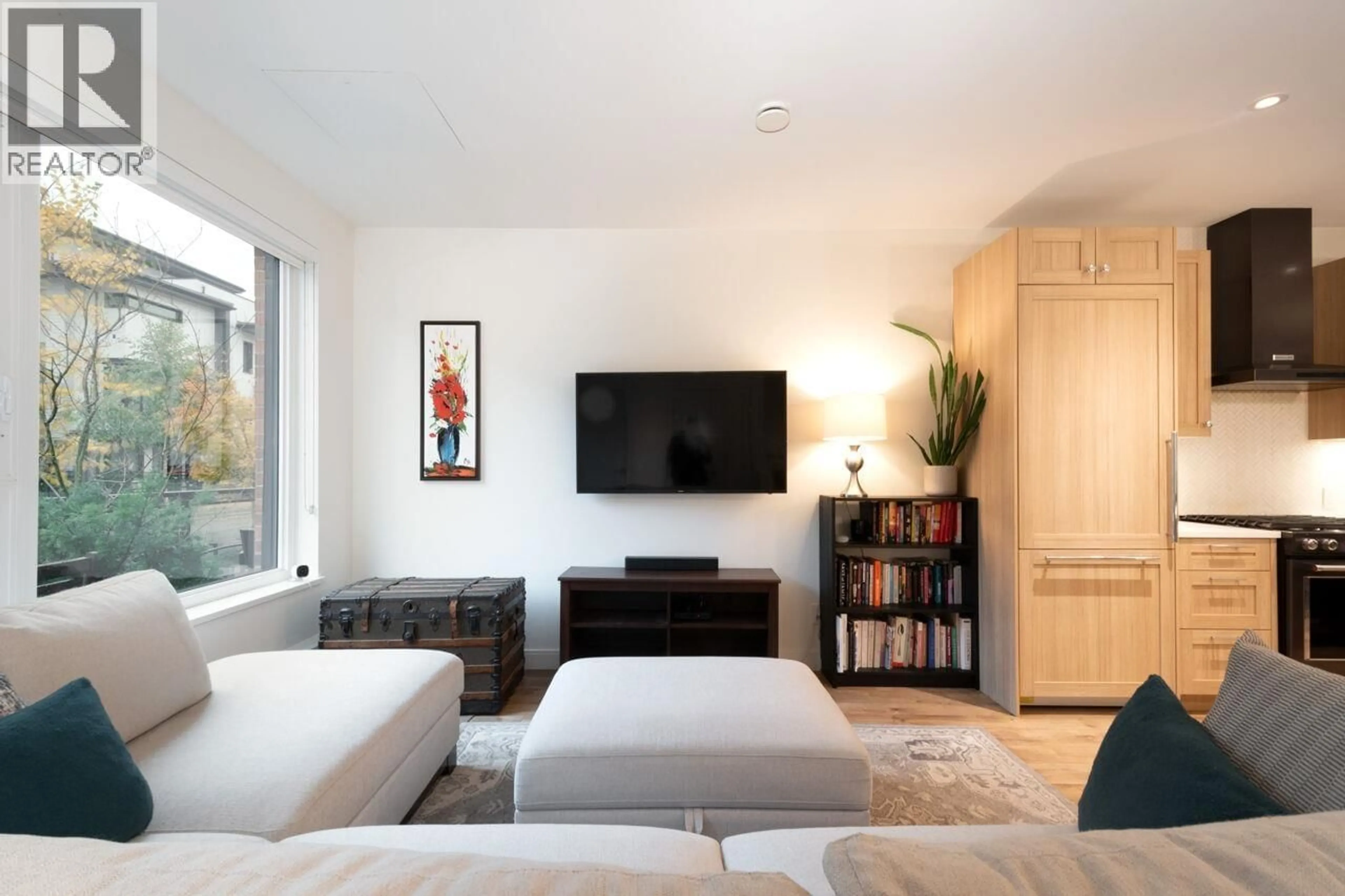 Living room with furniture, unknown for 122 - 525 2ND STREET, North Vancouver British Columbia V7L1E1