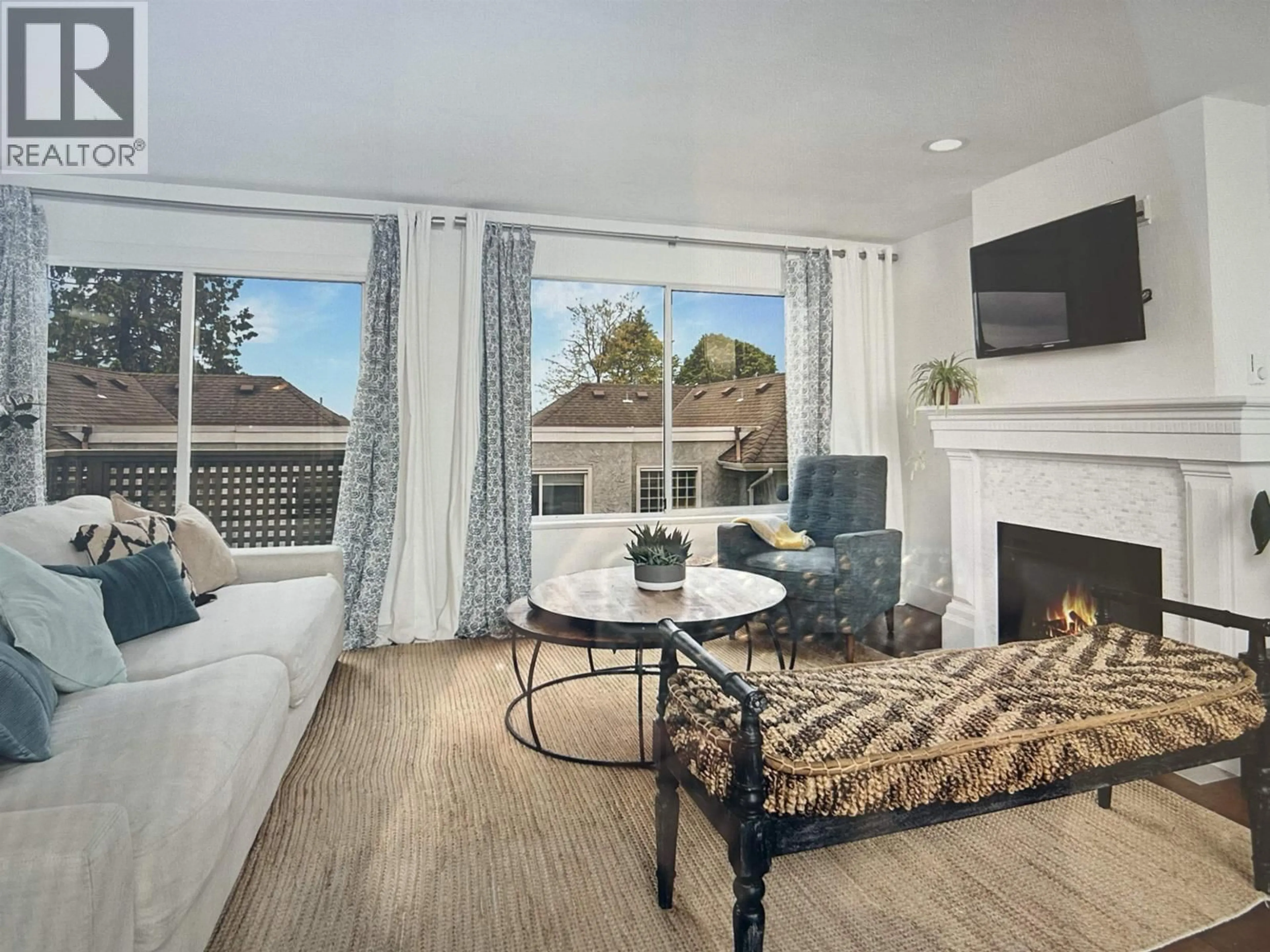 Living room with furniture, unknown for 7 - 232 6TH STREET, North Vancouver British Columbia V7L1P5