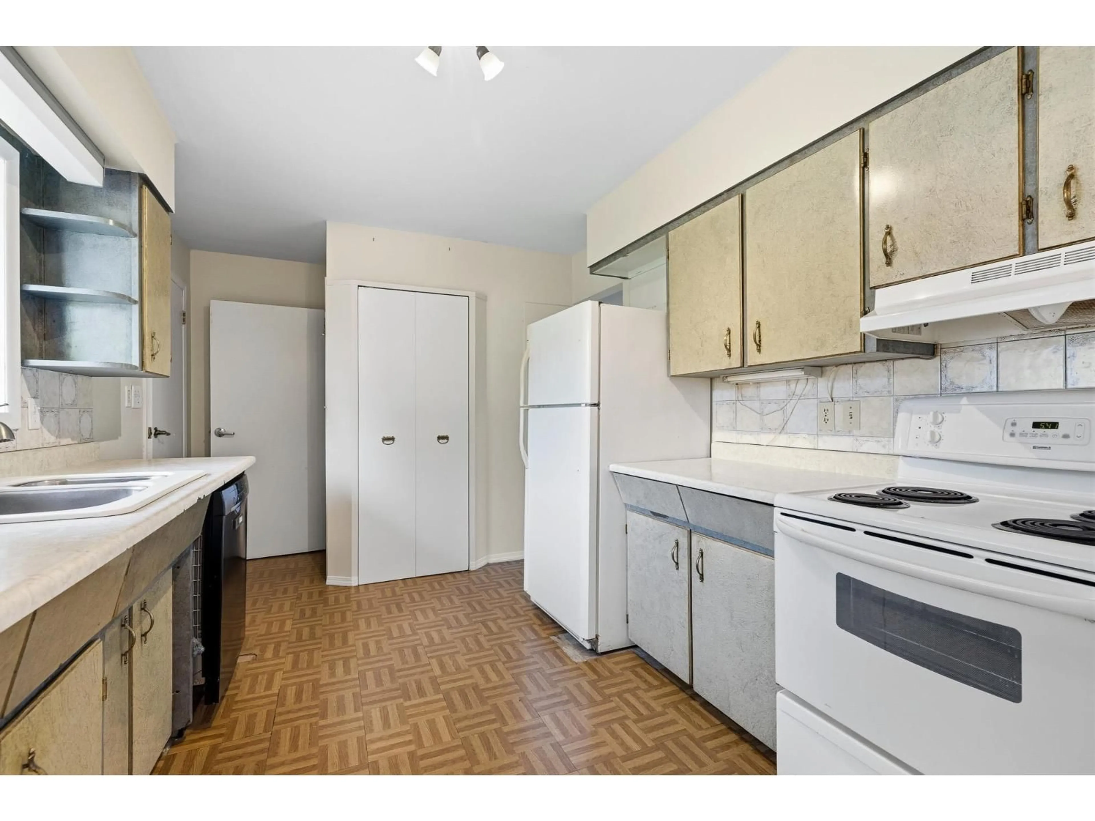 Standard kitchen, unknown for 44366 KEITH WILSON ROAD, Chilliwack British Columbia V2R4B6