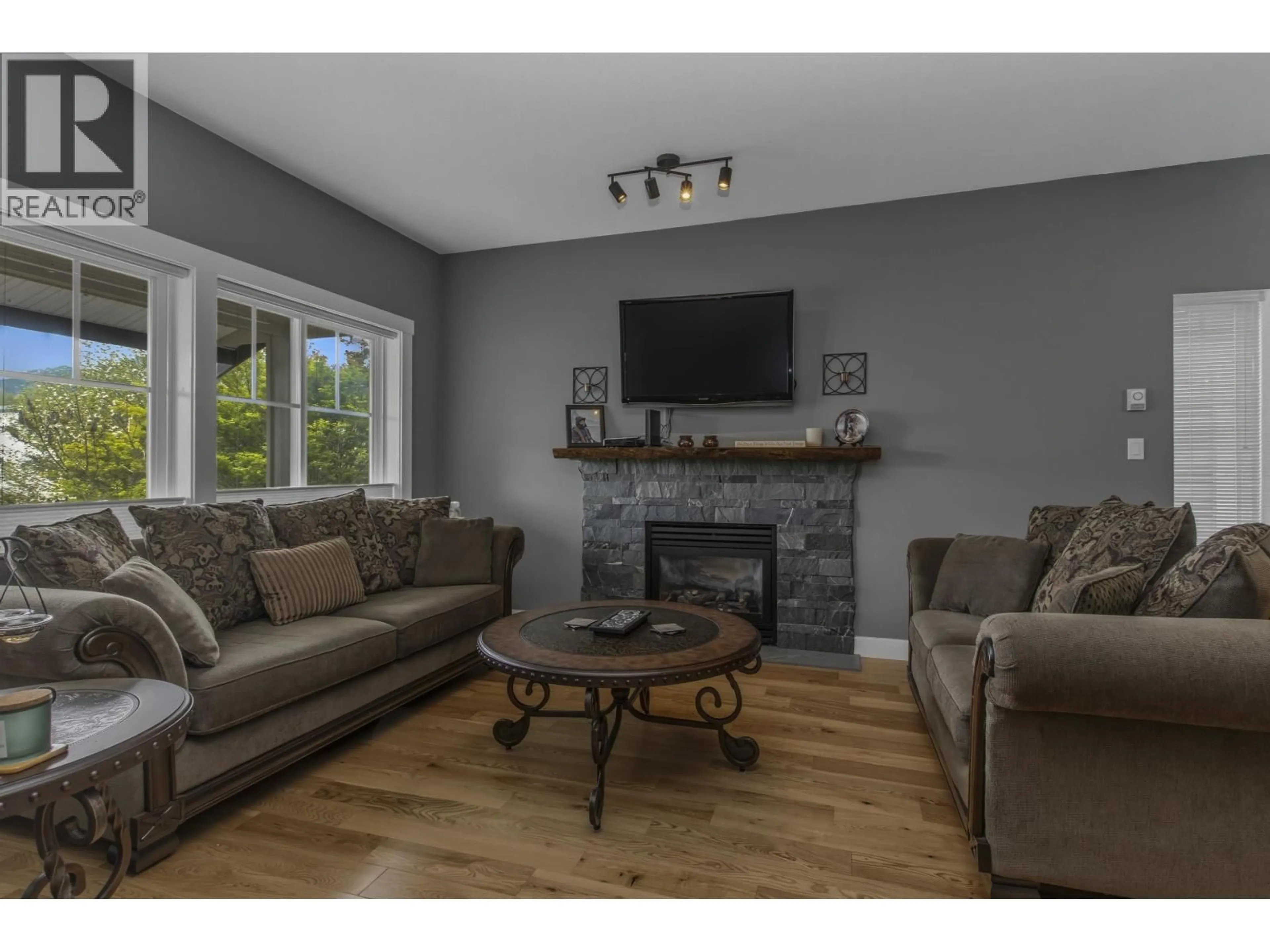 Living room with furniture, wood/laminate floor for 12 - 1800 MAMQUAM ROAD, Squamish British Columbia V8B0J1