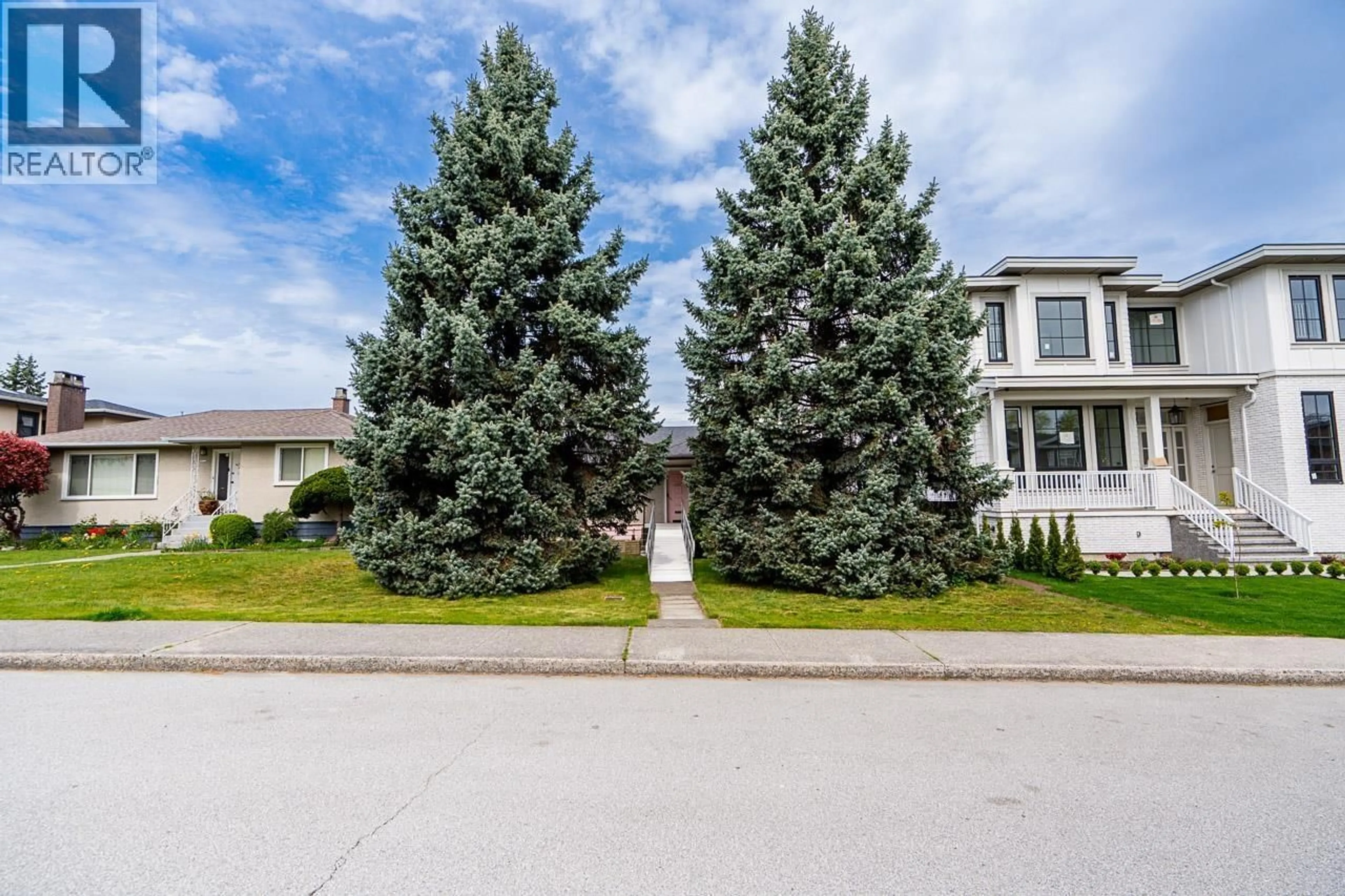 A pic from outside/outdoor area/front of a property/back of a property/a pic from drone, street for 6257 BERWICK STREET, Burnaby British Columbia V5H1W3