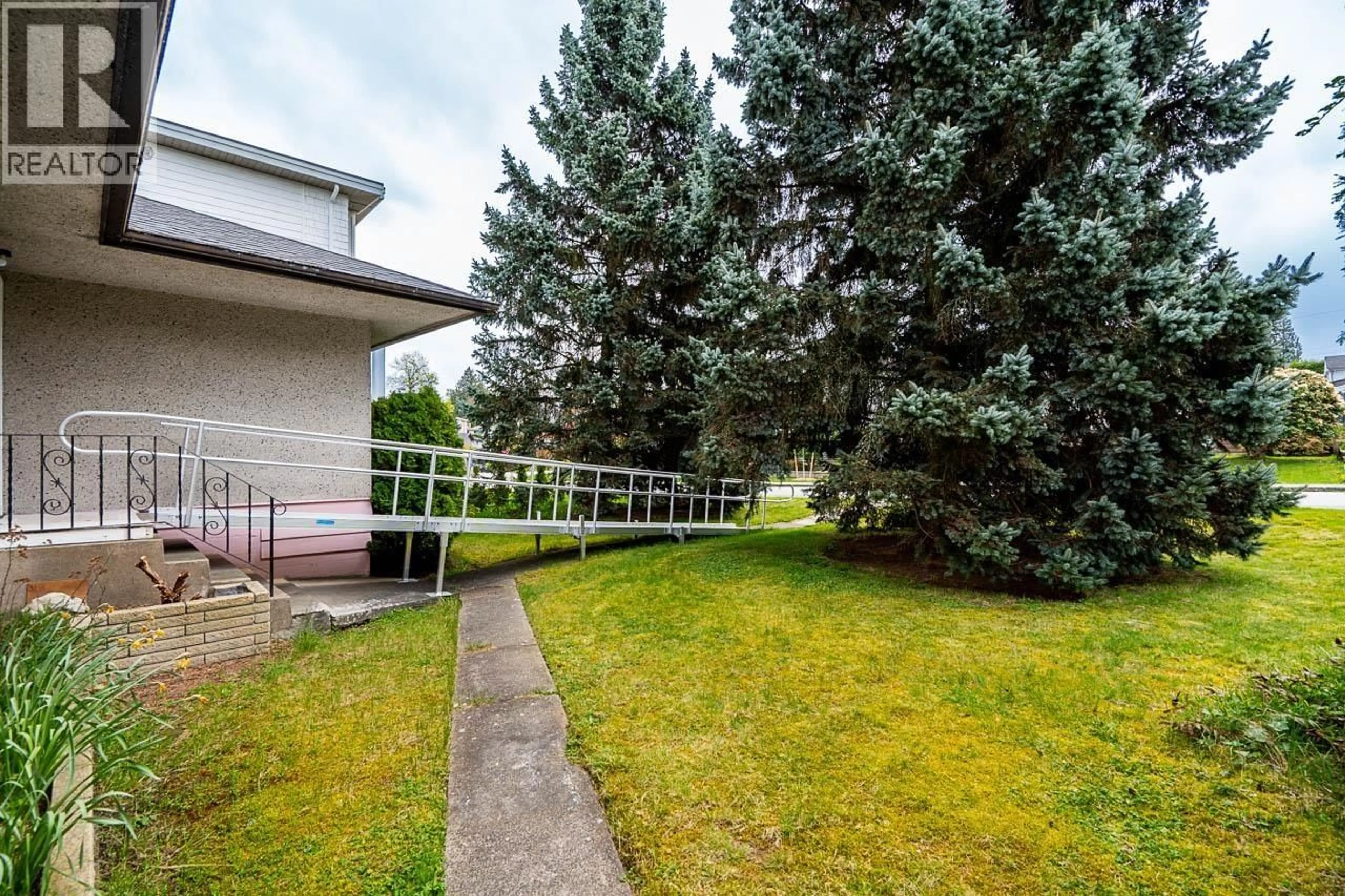 Patio, street for 6257 BERWICK STREET, Burnaby British Columbia V5H1W3