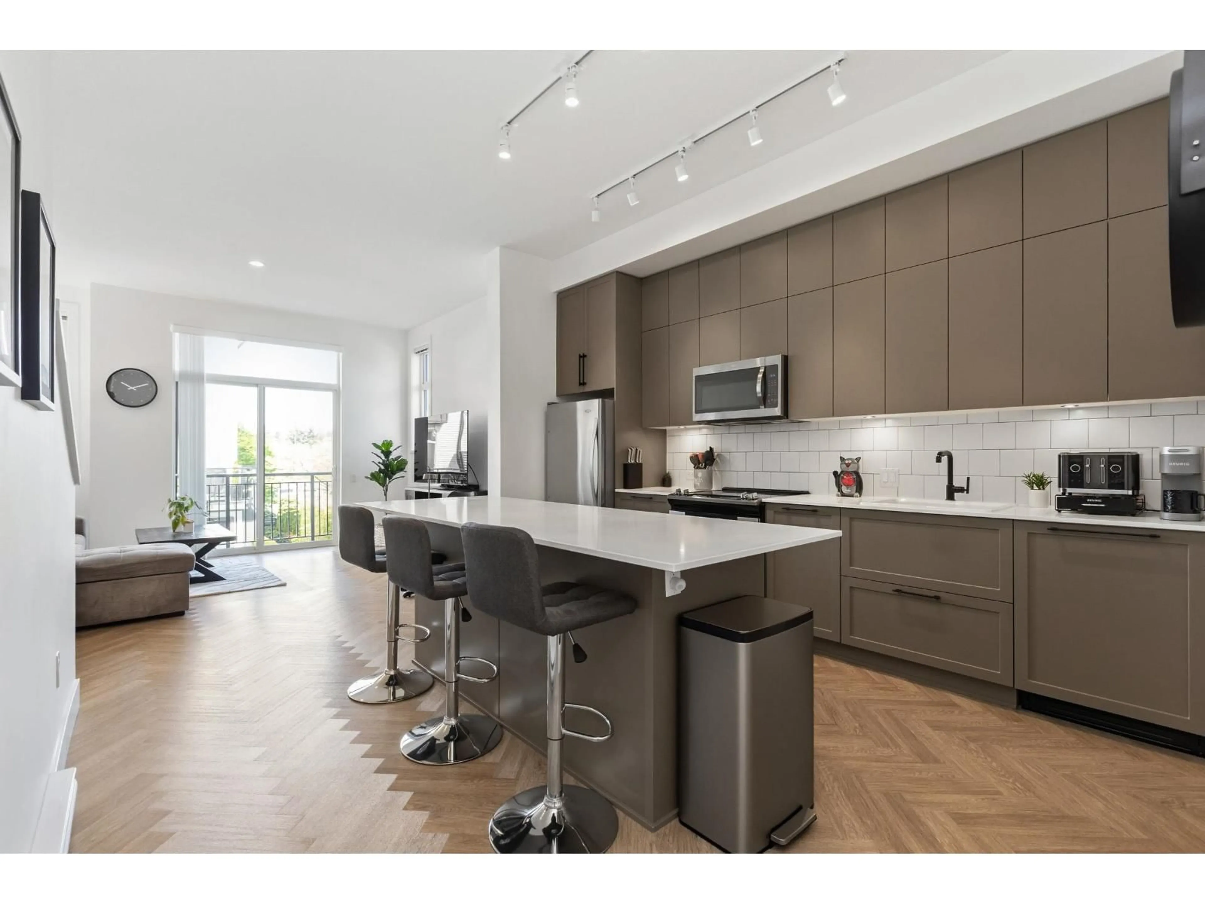 Open concept kitchen, unknown for 102 - 17568 57A AVENUE, Surrey British Columbia V3S7V2