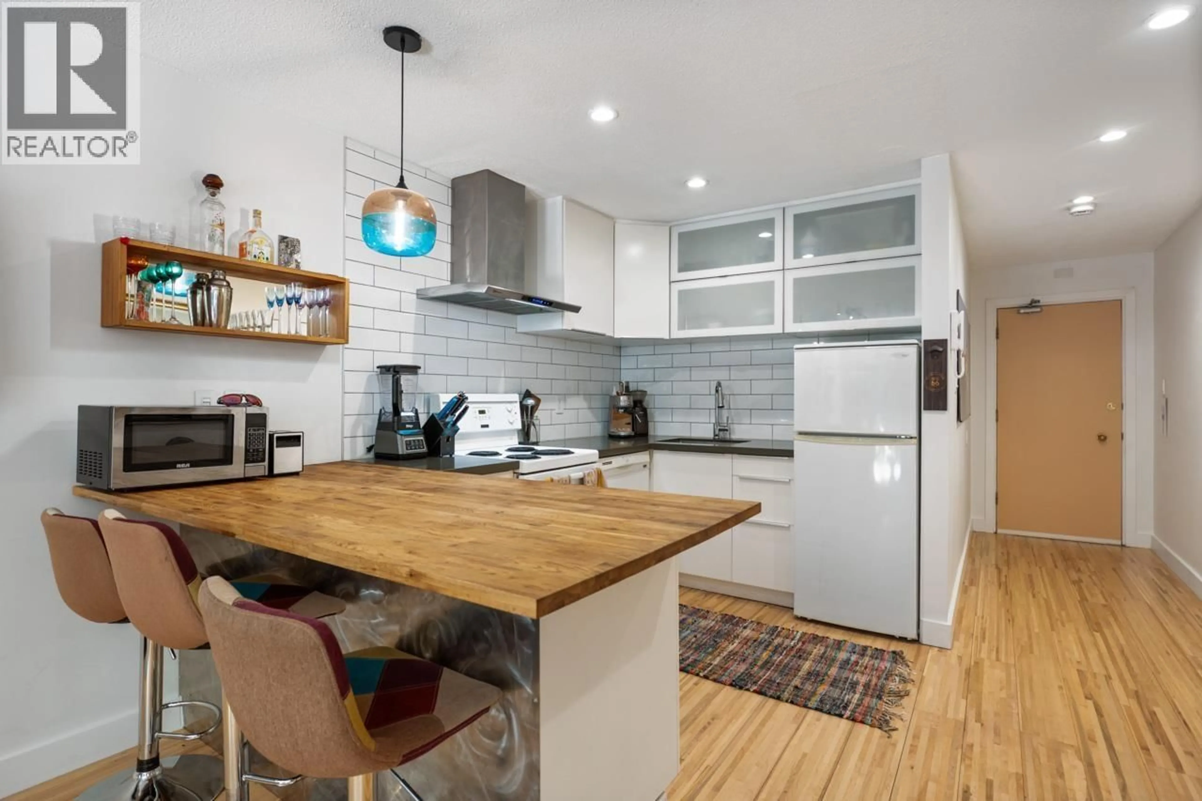Open concept kitchen, wood/laminate floor for 109 - 36 14TH AVENUE, Vancouver British Columbia V5T4C9