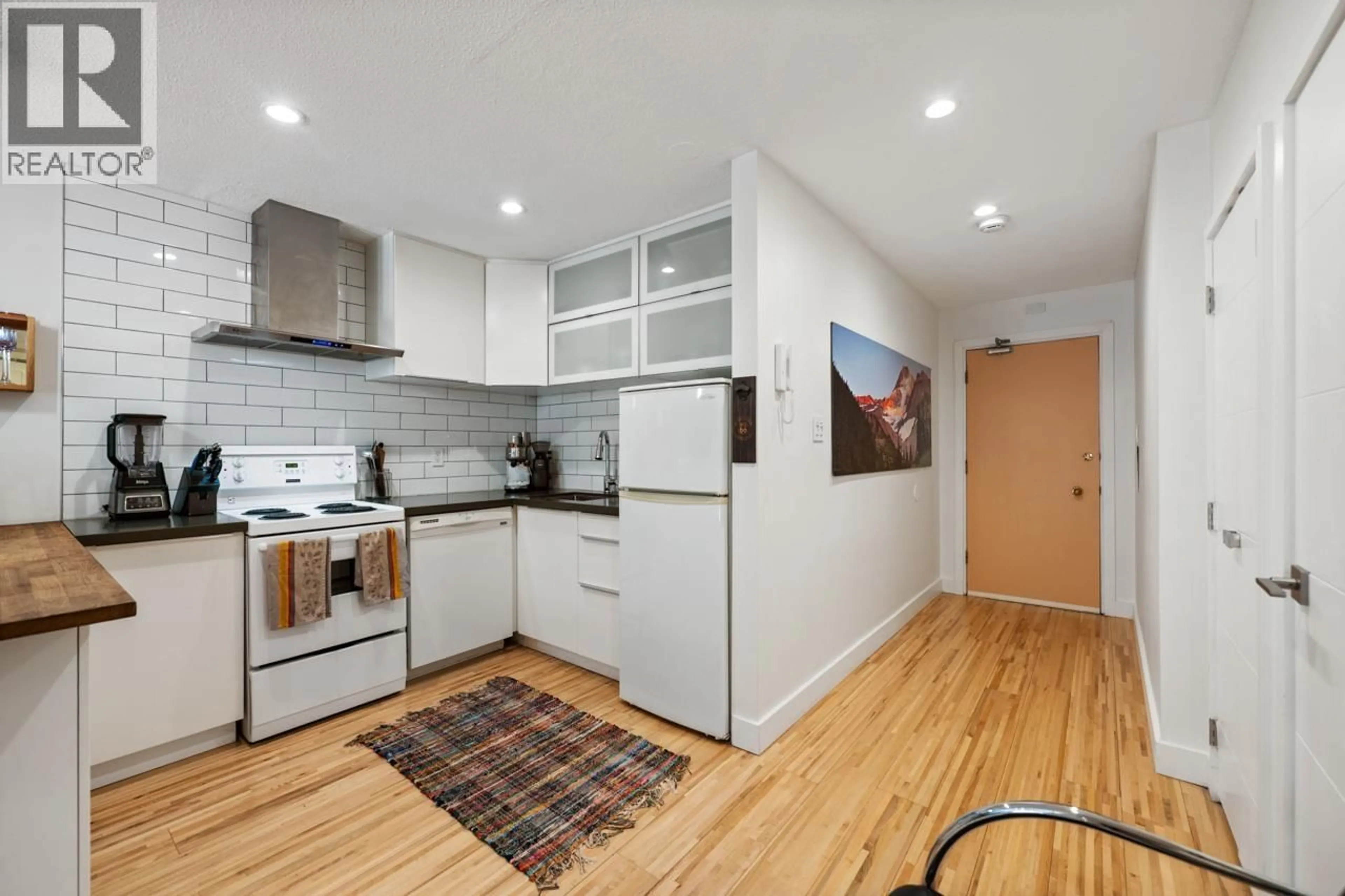 Standard kitchen, wood/laminate floor for 109 - 36 14TH AVENUE, Vancouver British Columbia V5T4C9