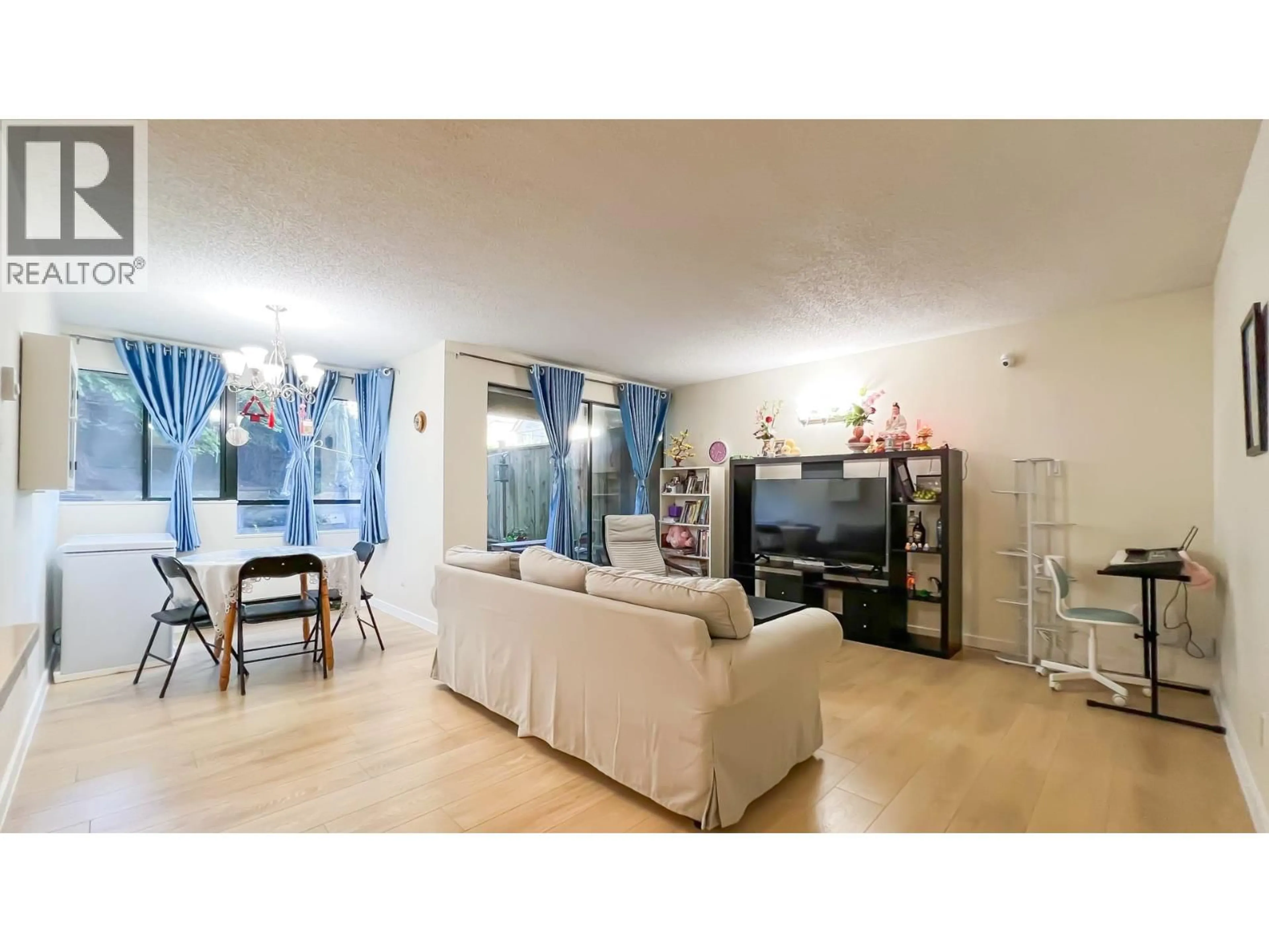 Living room with furniture, unknown for L2 - 1026 QUEENS AVENUE, New Westminster British Columbia V3M6B2