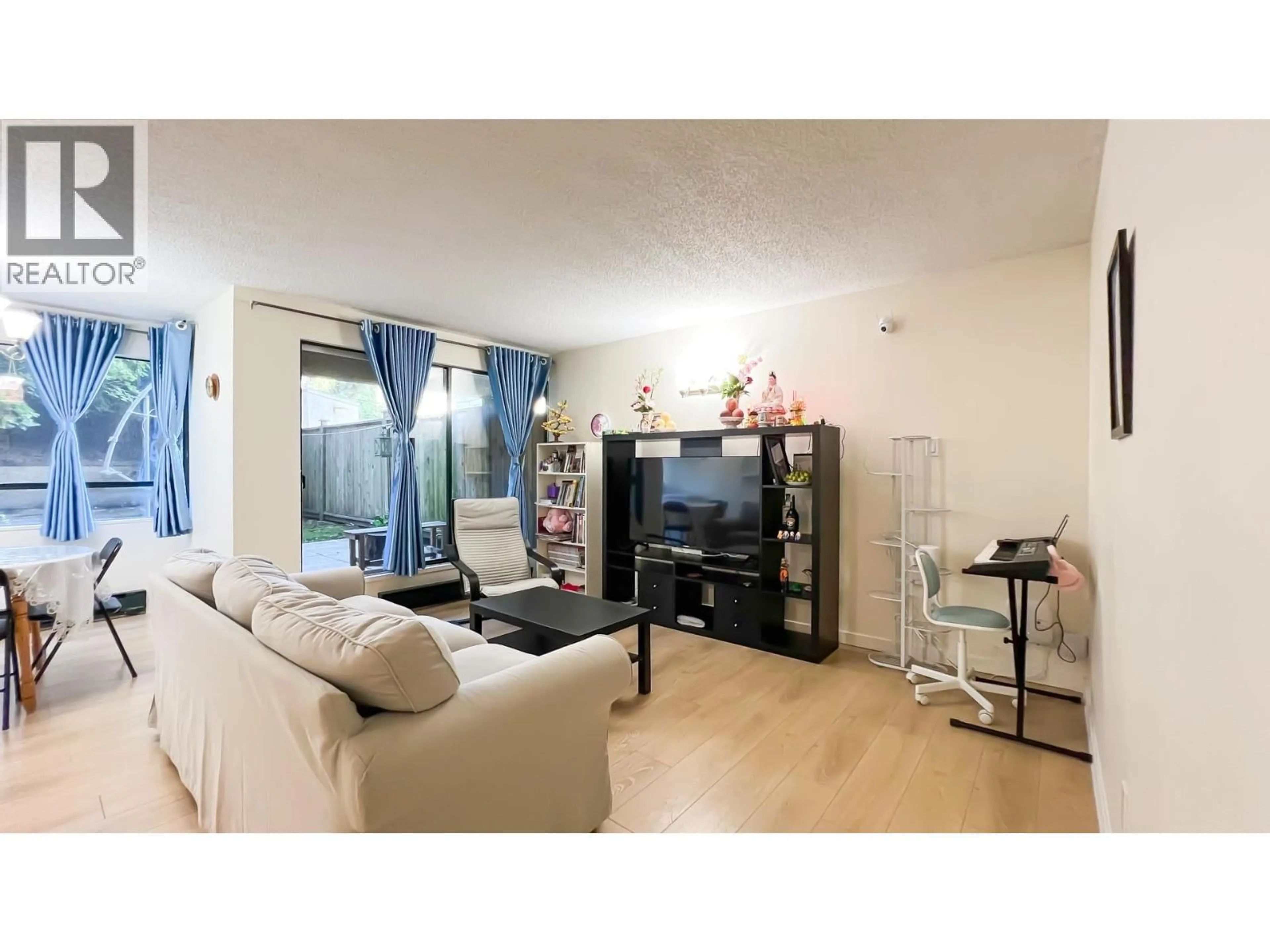 Living room with furniture, unknown for L2 - 1026 QUEENS AVENUE, New Westminster British Columbia V3M6B2