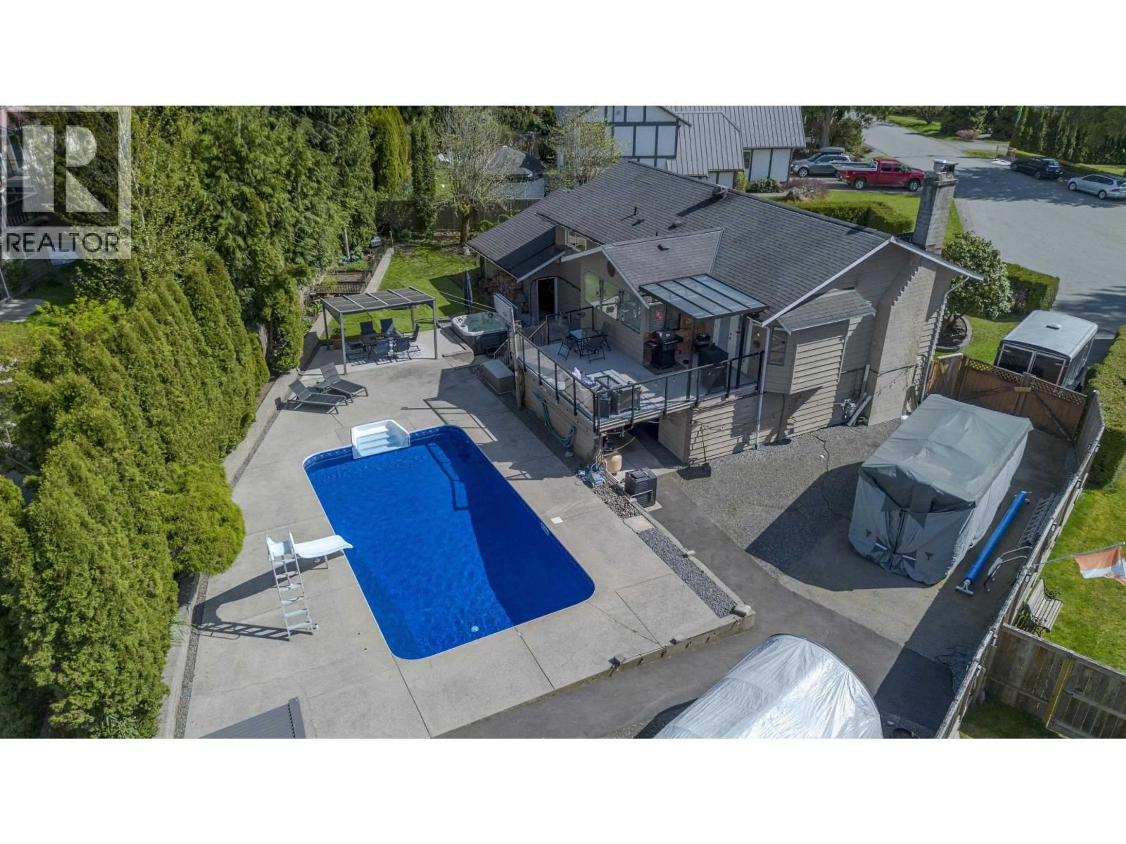 A pic from outside/outdoor area/front of a property/back of a property/a pic from drone, street for 2541 MONTROSE WAY, Squamish British Columbia V0N1T0