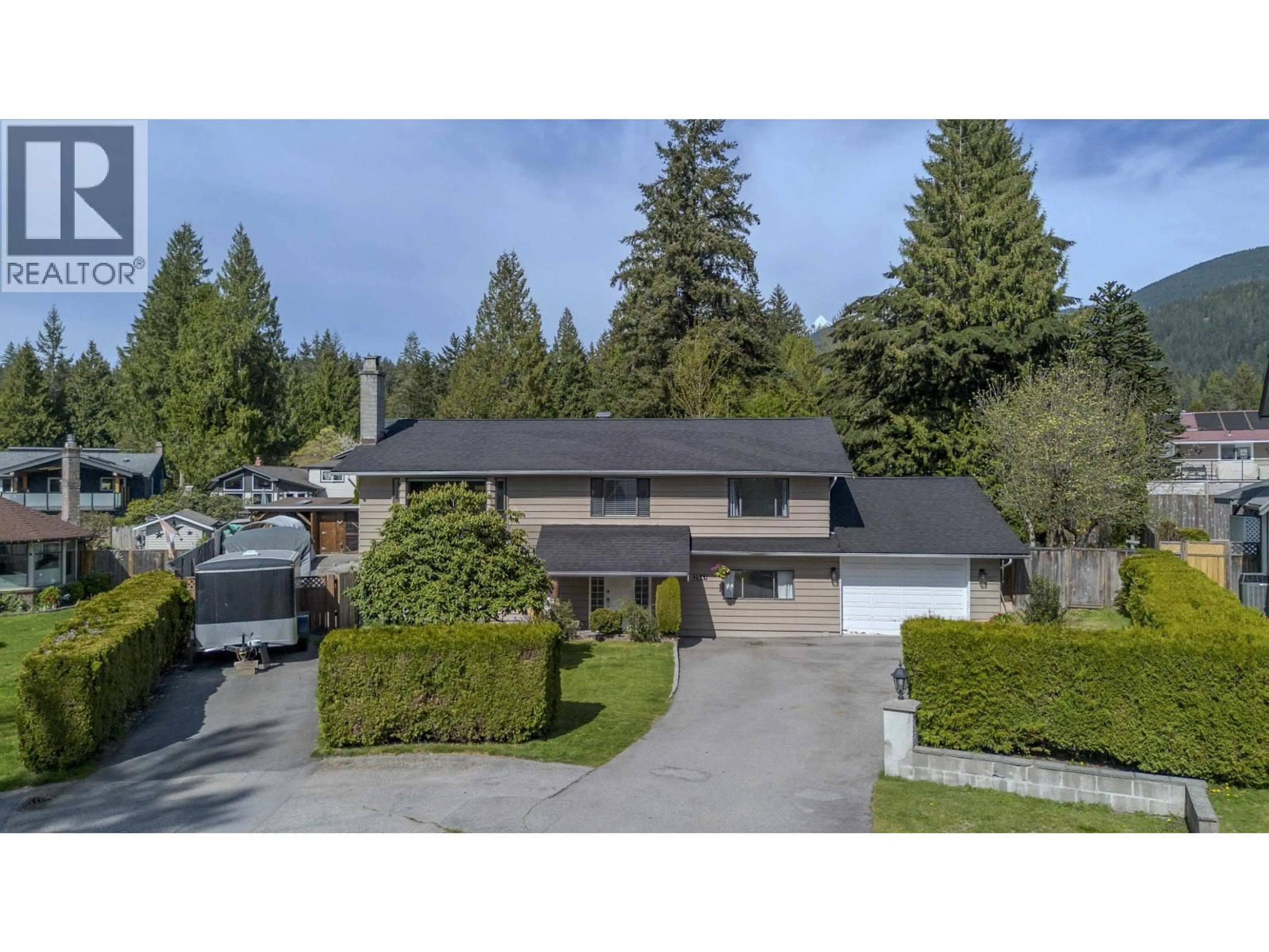 A pic from outside/outdoor area/front of a property/back of a property/a pic from drone, street for 2541 MONTROSE WAY, Squamish British Columbia V0N1T0