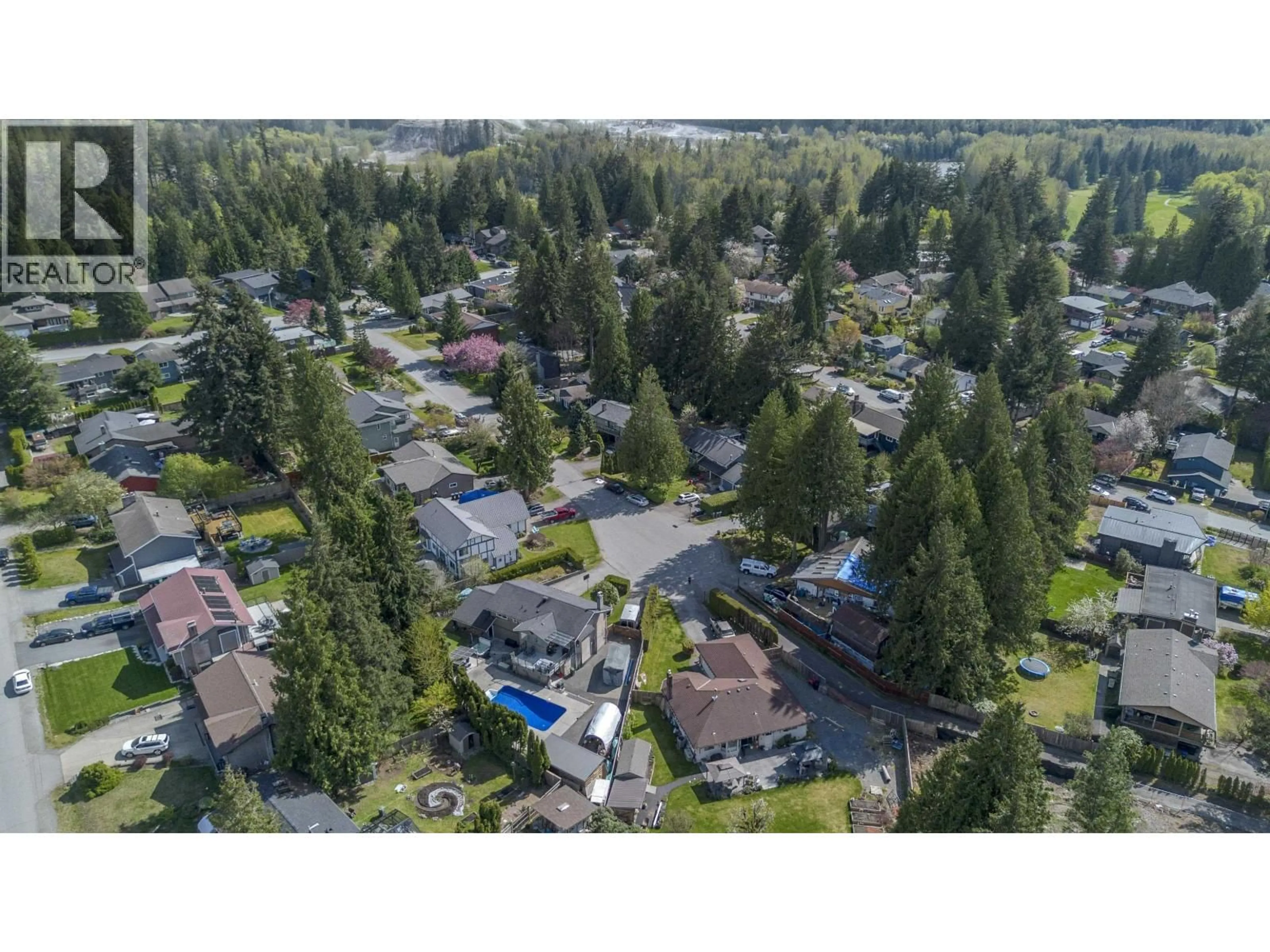 A pic from outside/outdoor area/front of a property/back of a property/a pic from drone, unknown for 2541 MONTROSE WAY, Squamish British Columbia V0N1T0