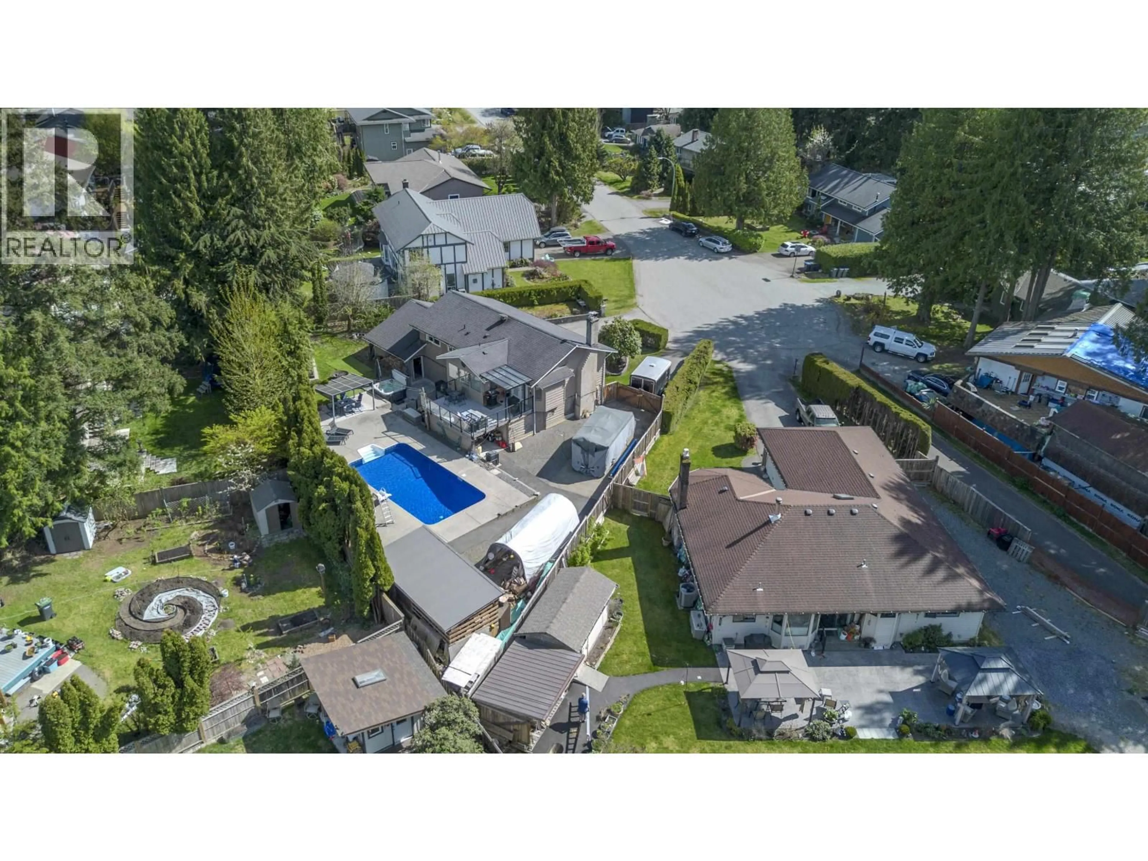 A pic from outside/outdoor area/front of a property/back of a property/a pic from drone, unknown for 2541 MONTROSE WAY, Squamish British Columbia V0N1T0