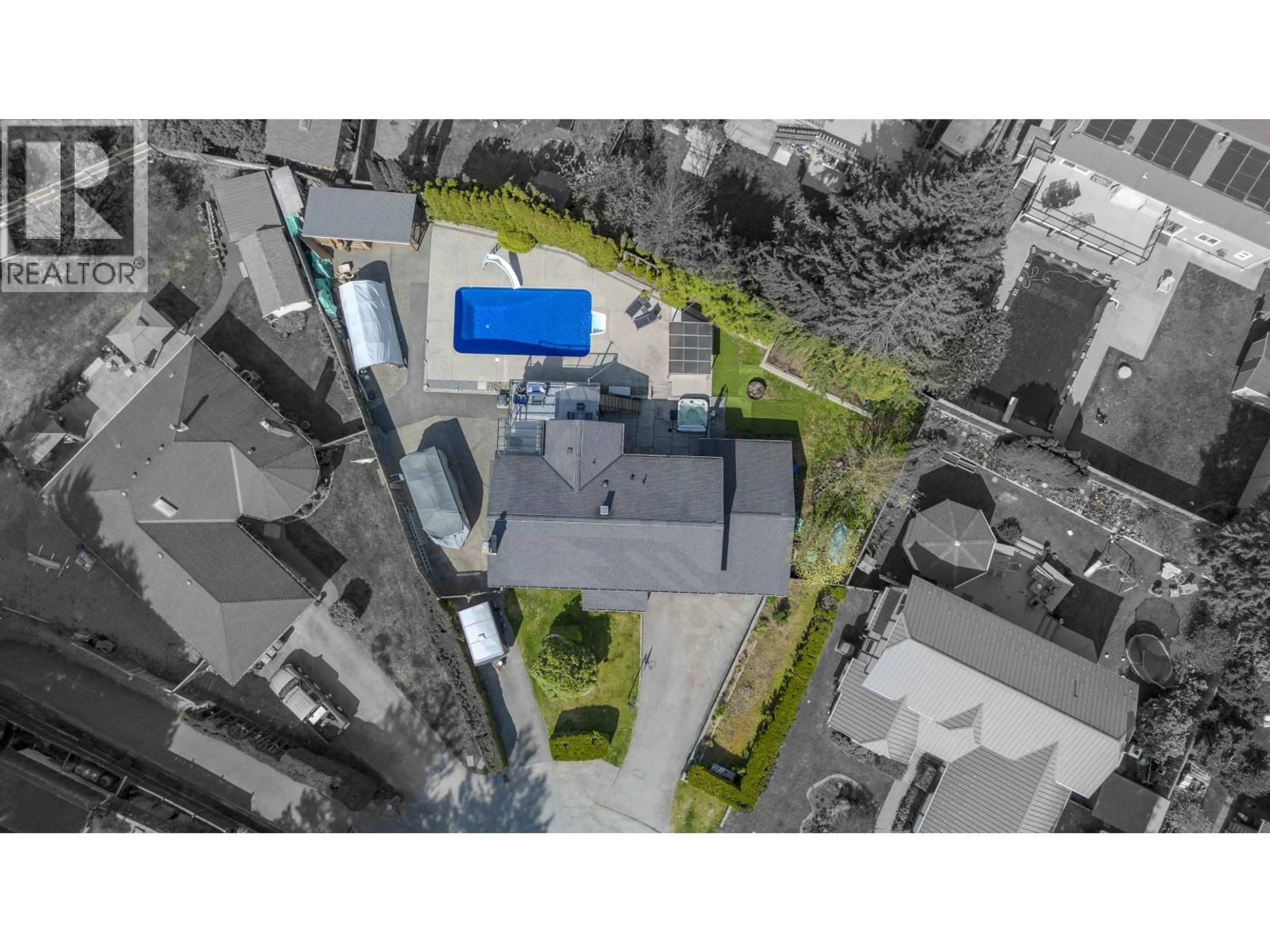 A pic from outside/outdoor area/front of a property/back of a property/a pic from drone, unknown for 2541 MONTROSE WAY, Squamish British Columbia V0N1T0