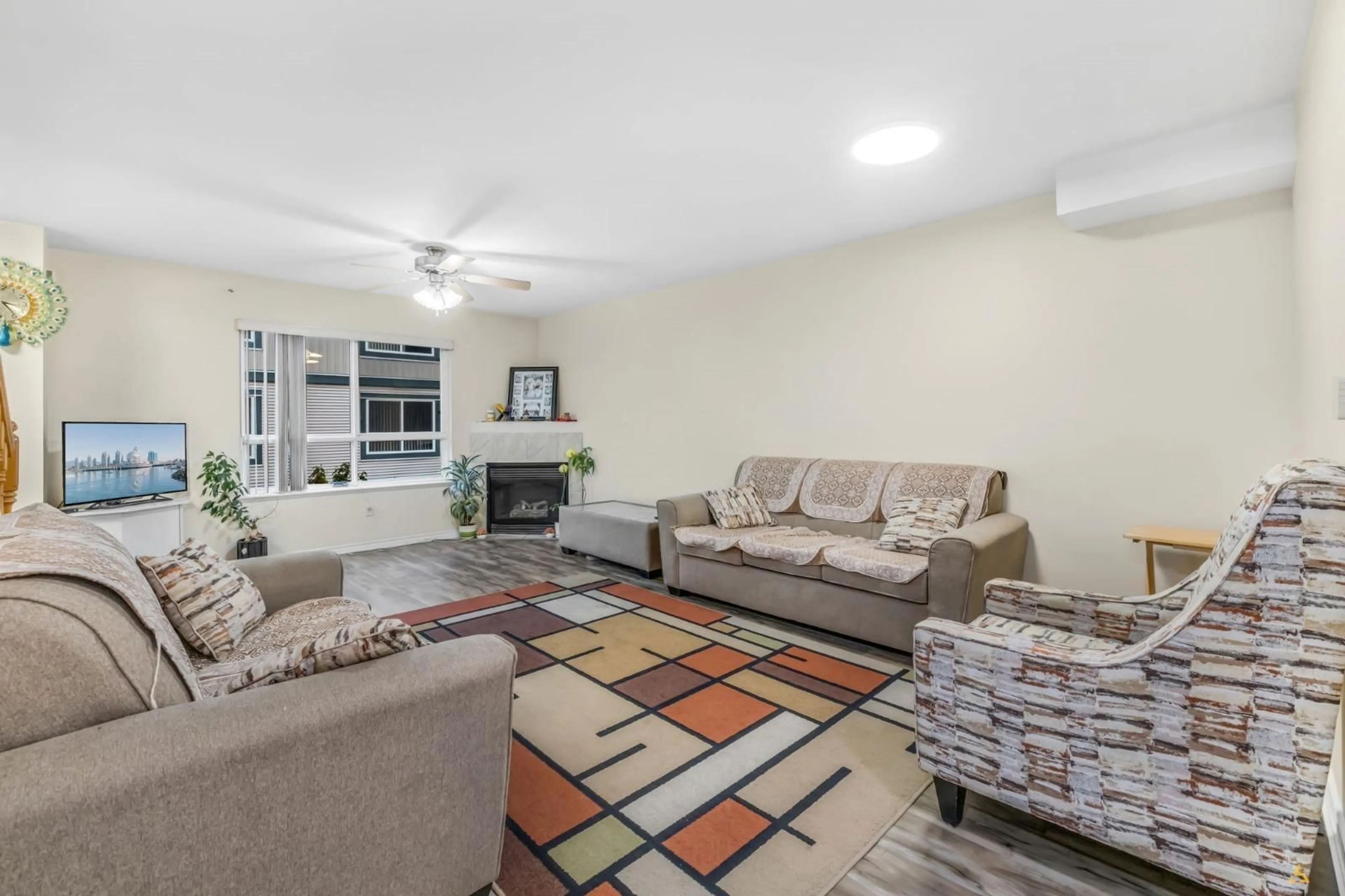 Living room with furniture, unknown for 27 - 12730 66 AVENUE, Surrey British Columbia V3W1P3