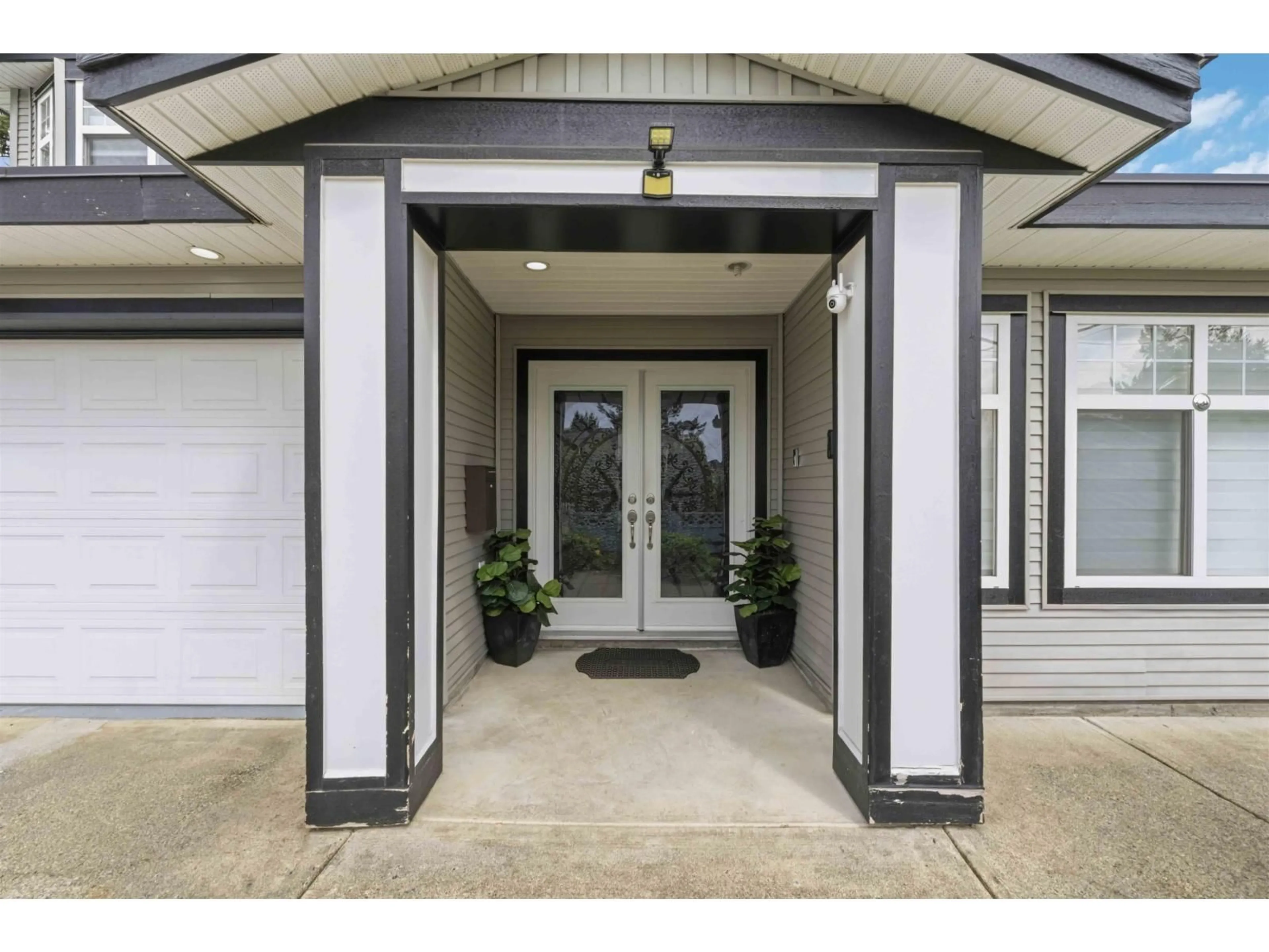 Indoor entryway for 13869 BRENTWOOD CRESCENT, Surrey British Columbia V3R5M1