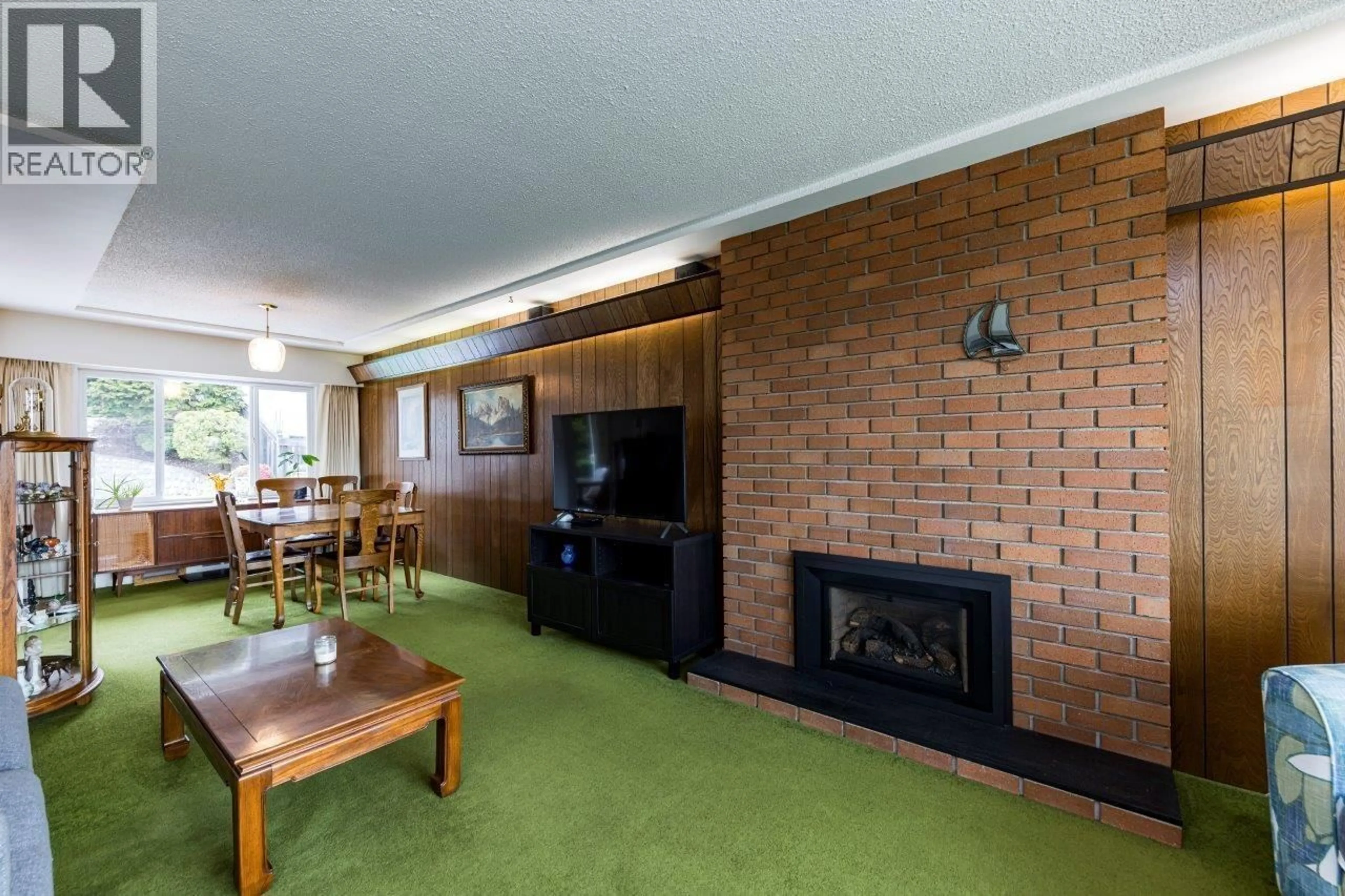 Living room with furniture, unknown for 4581 SUNLAND PLACE, Burnaby British Columbia V5J3A3