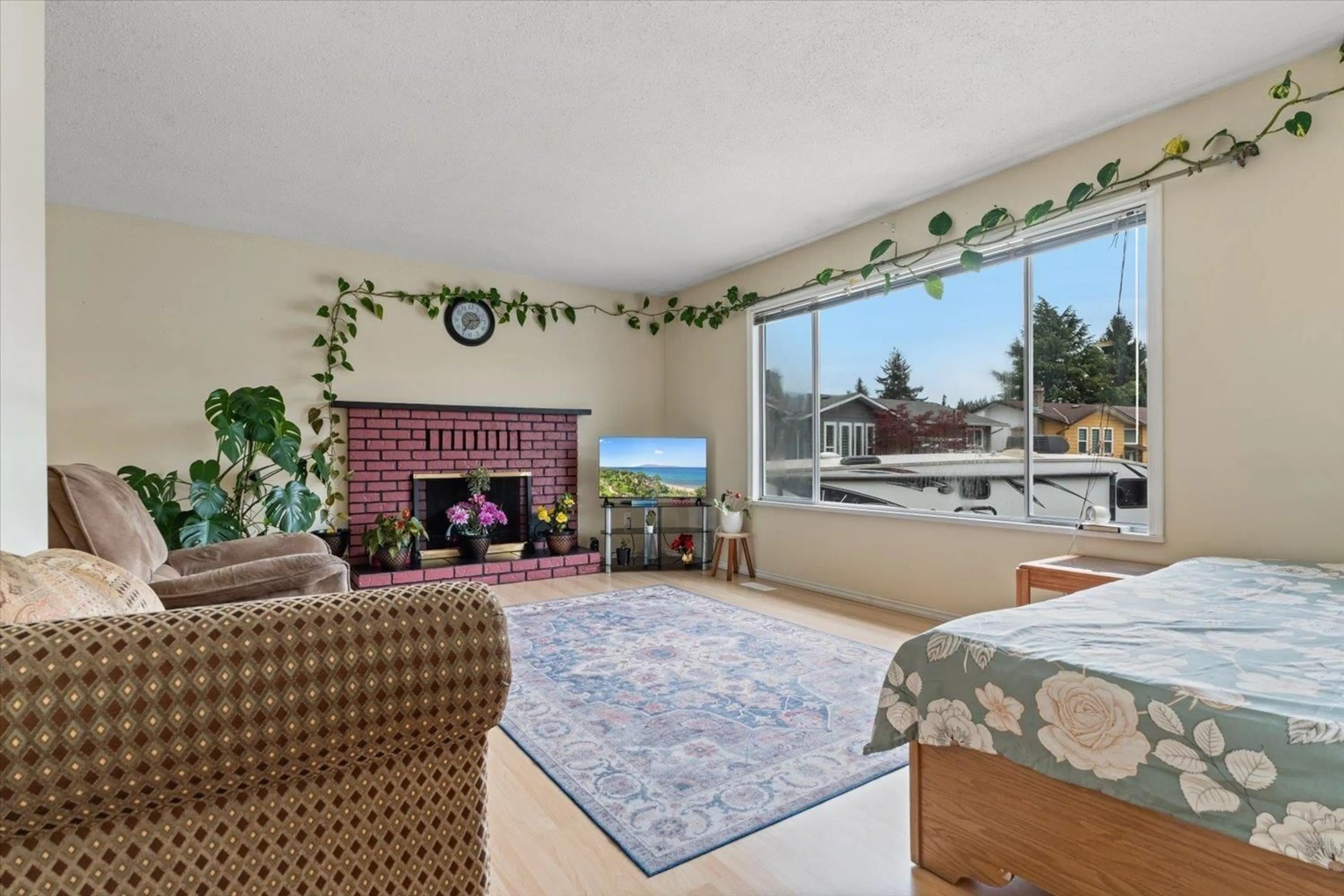 Living room with furniture, unknown for 3180 CORONATION COURT, Abbotsford British Columbia V2T4J7