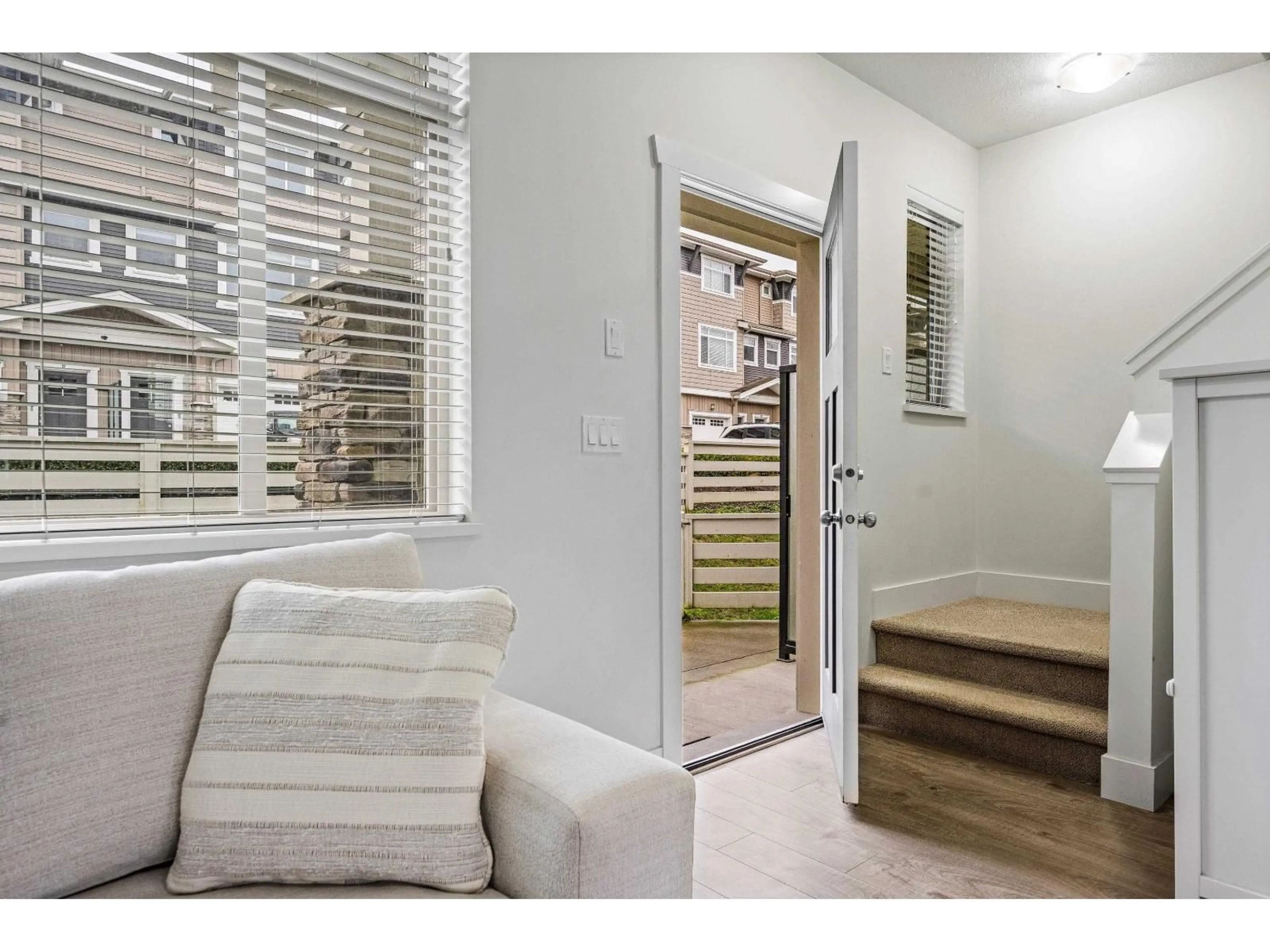 Indoor entryway for 24 - 34230 ELMWOOD DRIVE, Abbotsford British Columbia V2S0J1