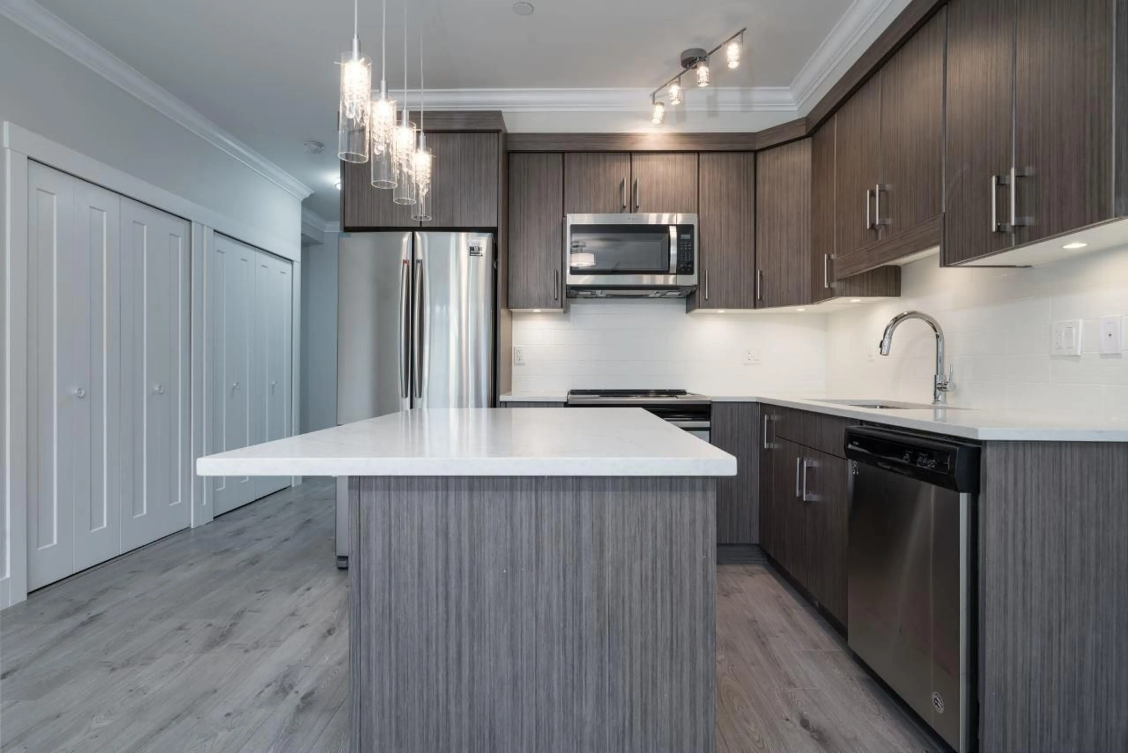 Open concept kitchen, wood/laminate floor for 408 - 13799 101 AVENUE, Surrey British Columbia V3T0N9