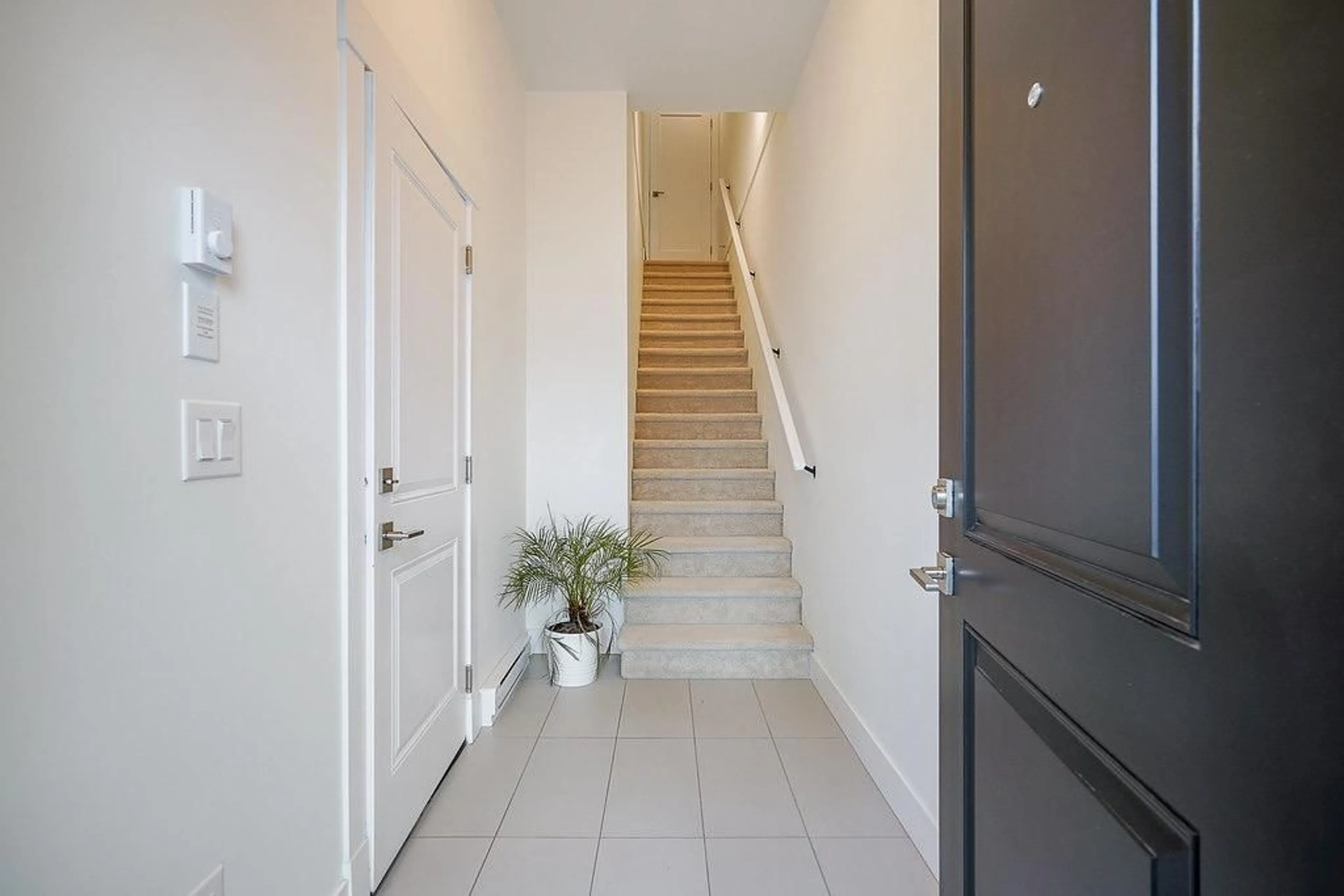 Indoor entryway for 24 - 6188 141 STREET, Surrey British Columbia V3X0J7