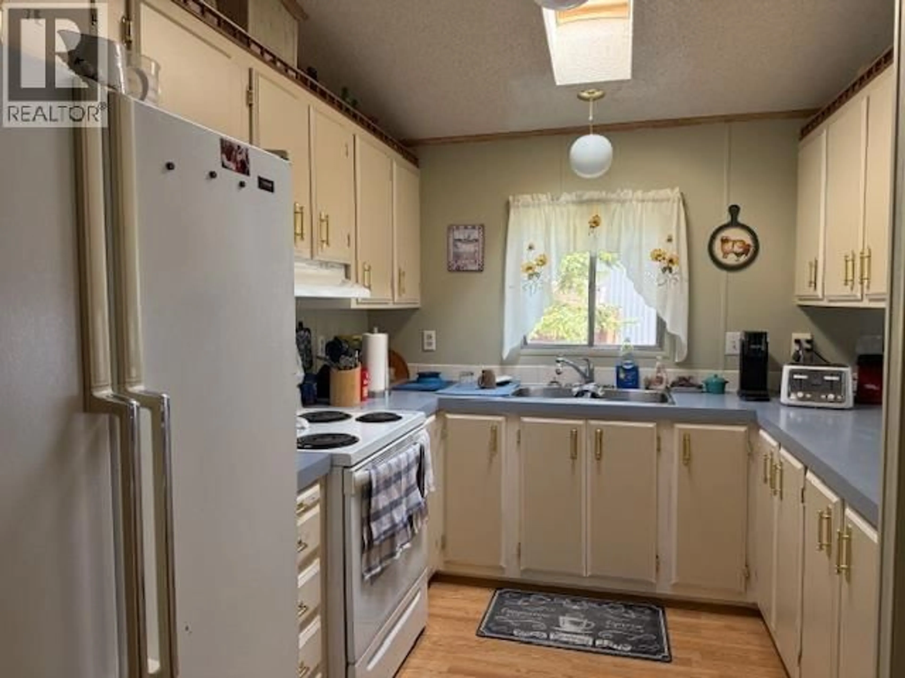 Standard kitchen, unknown for 10 - 2155 COMMODORE CRESCENT, Williams Lake British Columbia V2G5E1