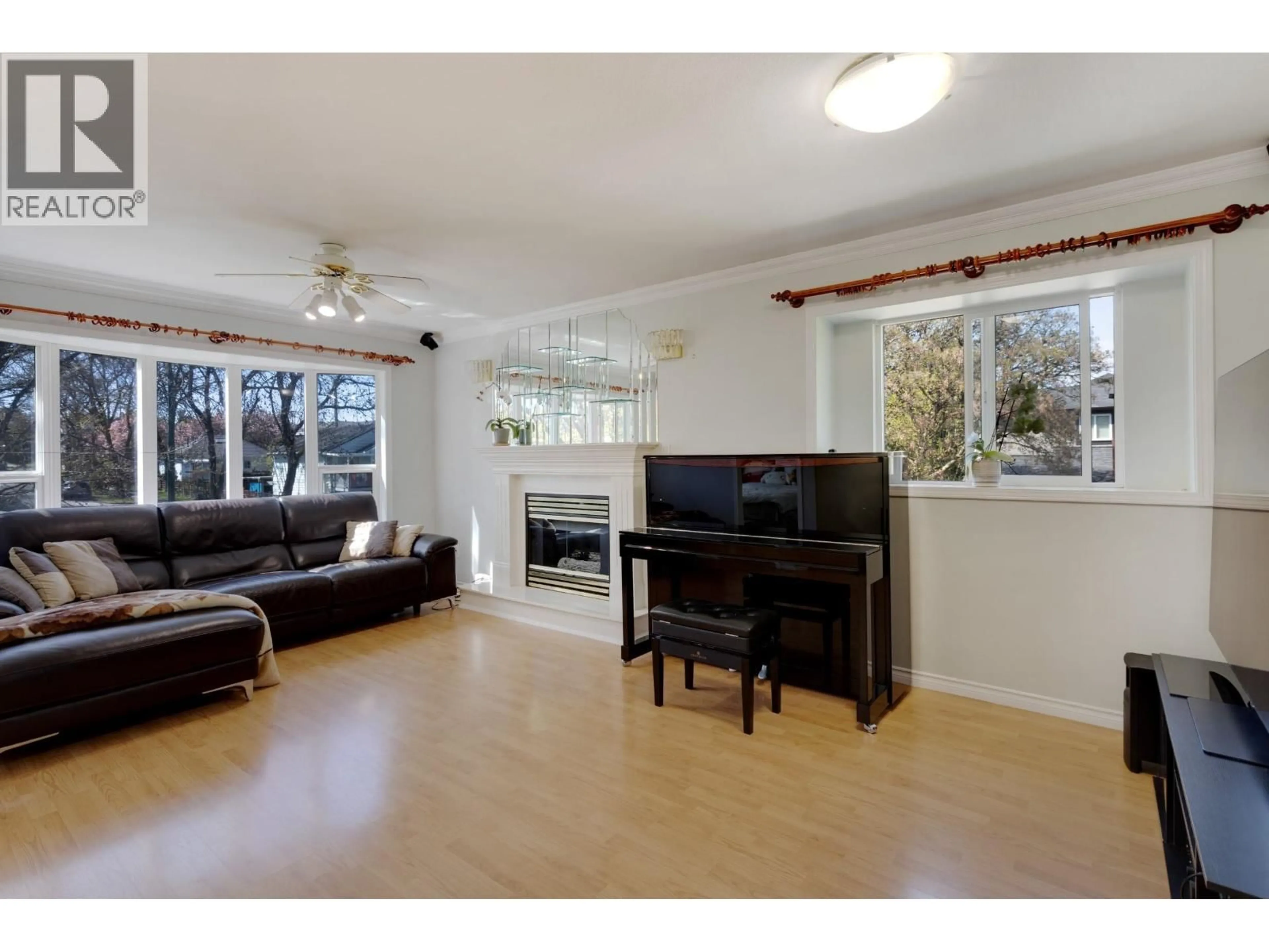 Living room with furniture, wood/laminate floor for 4708 INVERNESS STREET, Vancouver British Columbia V5V4X6
