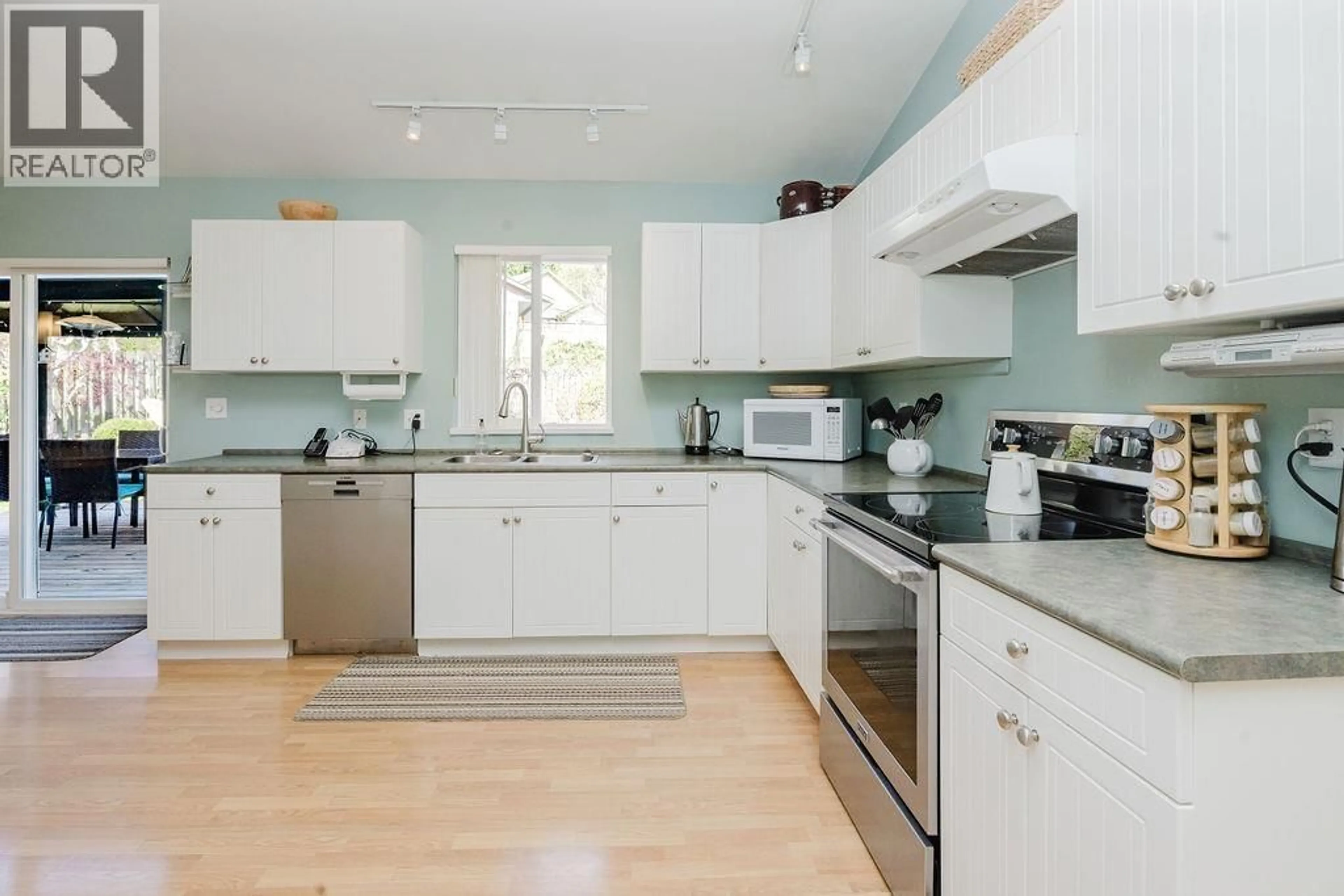 Open concept kitchen, wood/laminate floor for 6308 JASPER ROAD, Sechelt British Columbia V0N3A7
