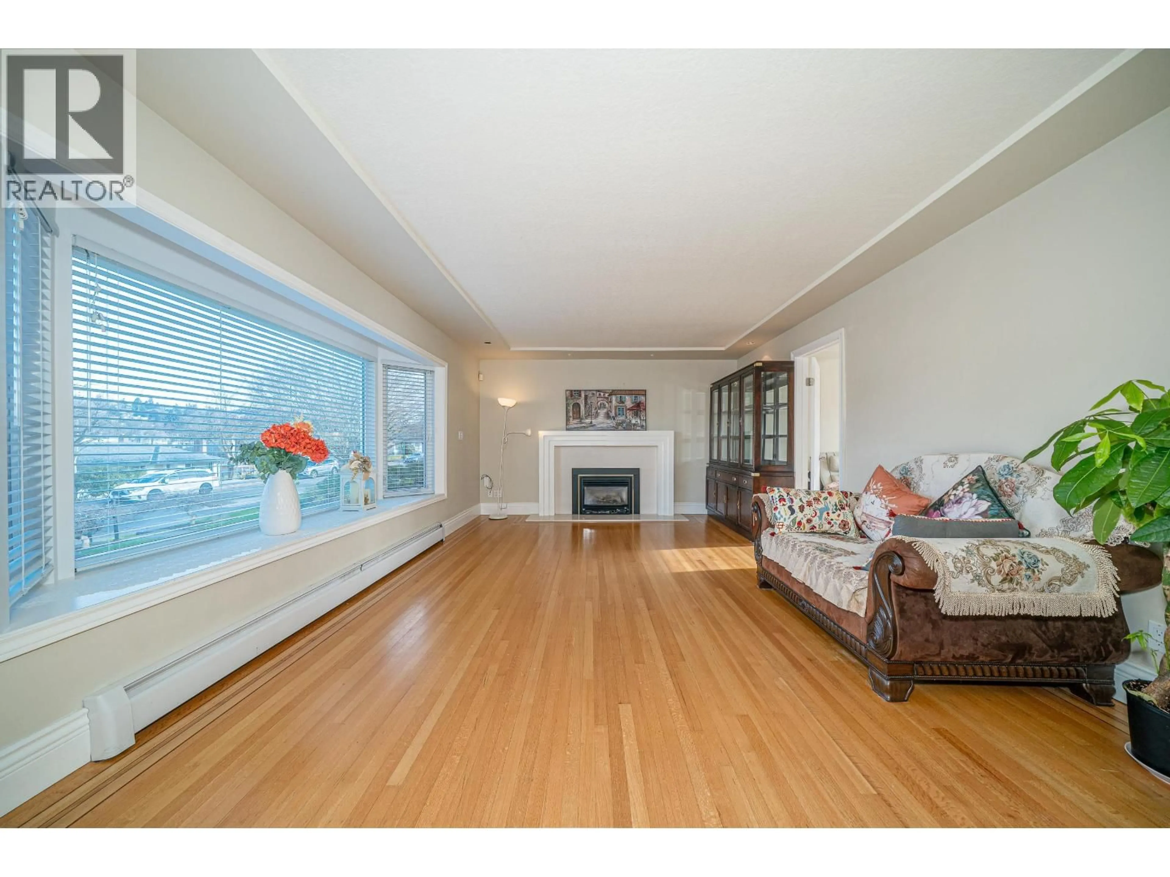 Living room with furniture, wood/laminate floor for 4824 FAIRLAWN DRIVE, Burnaby British Columbia V5C3R8