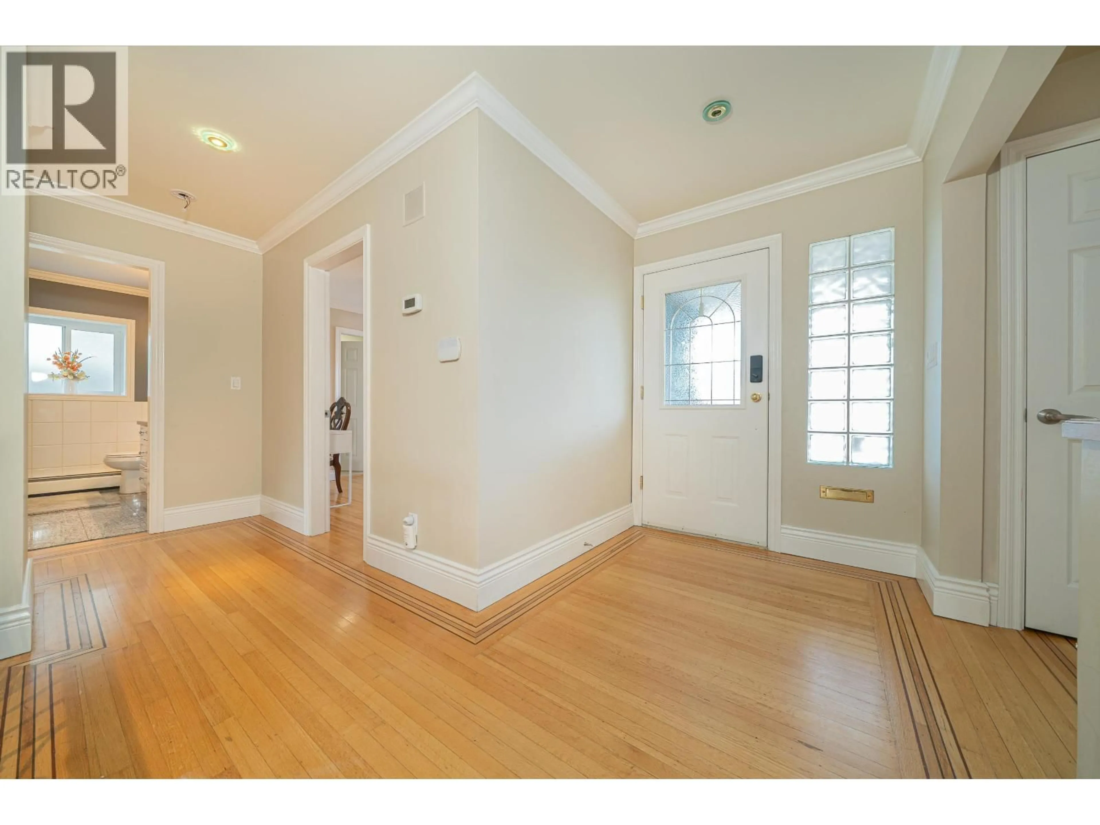 Indoor entryway for 4824 FAIRLAWN DRIVE, Burnaby British Columbia V5C3R8