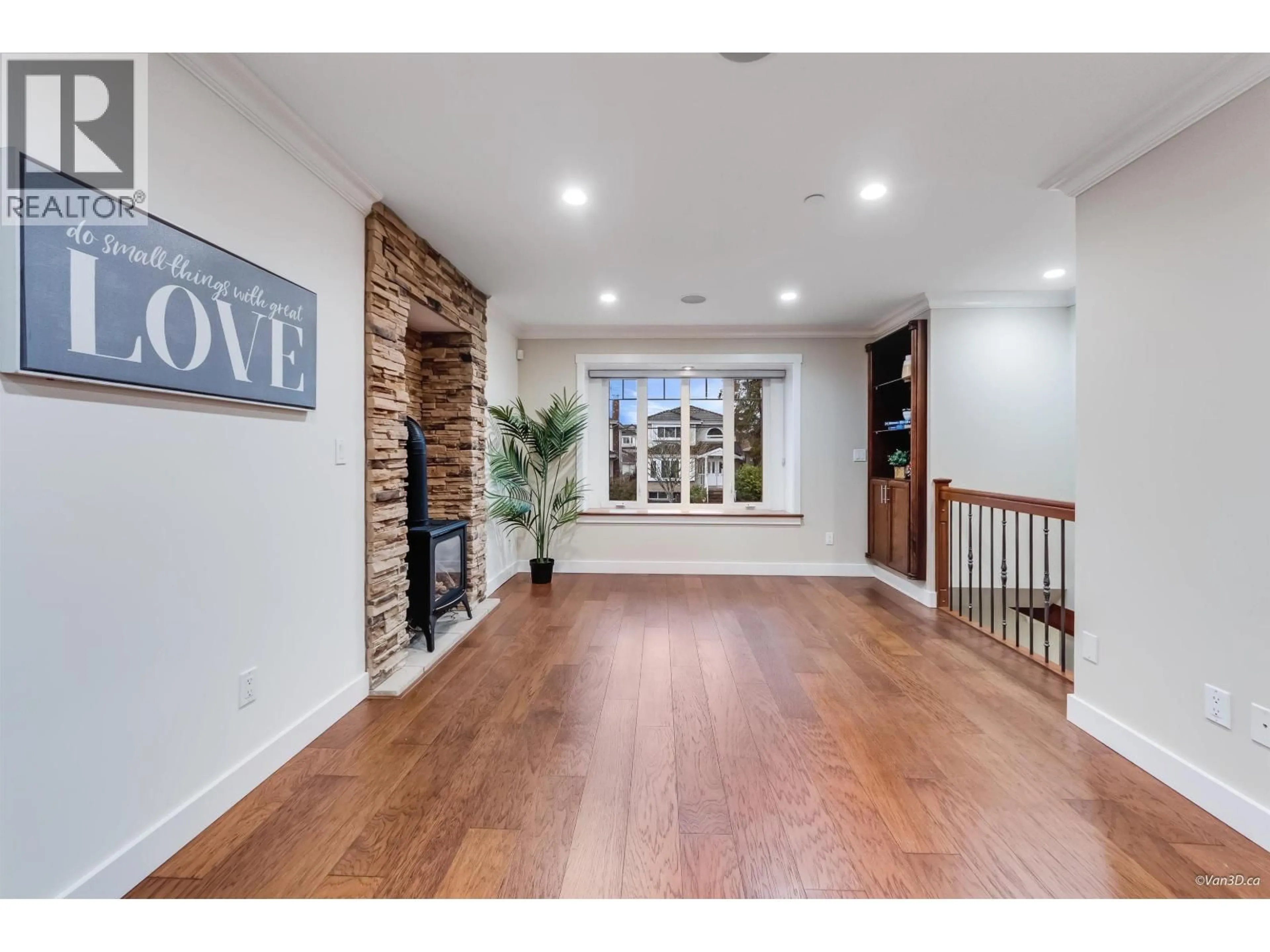 Indoor entryway for 6167 COMMERCIAL STREET, Vancouver British Columbia V5P3P2