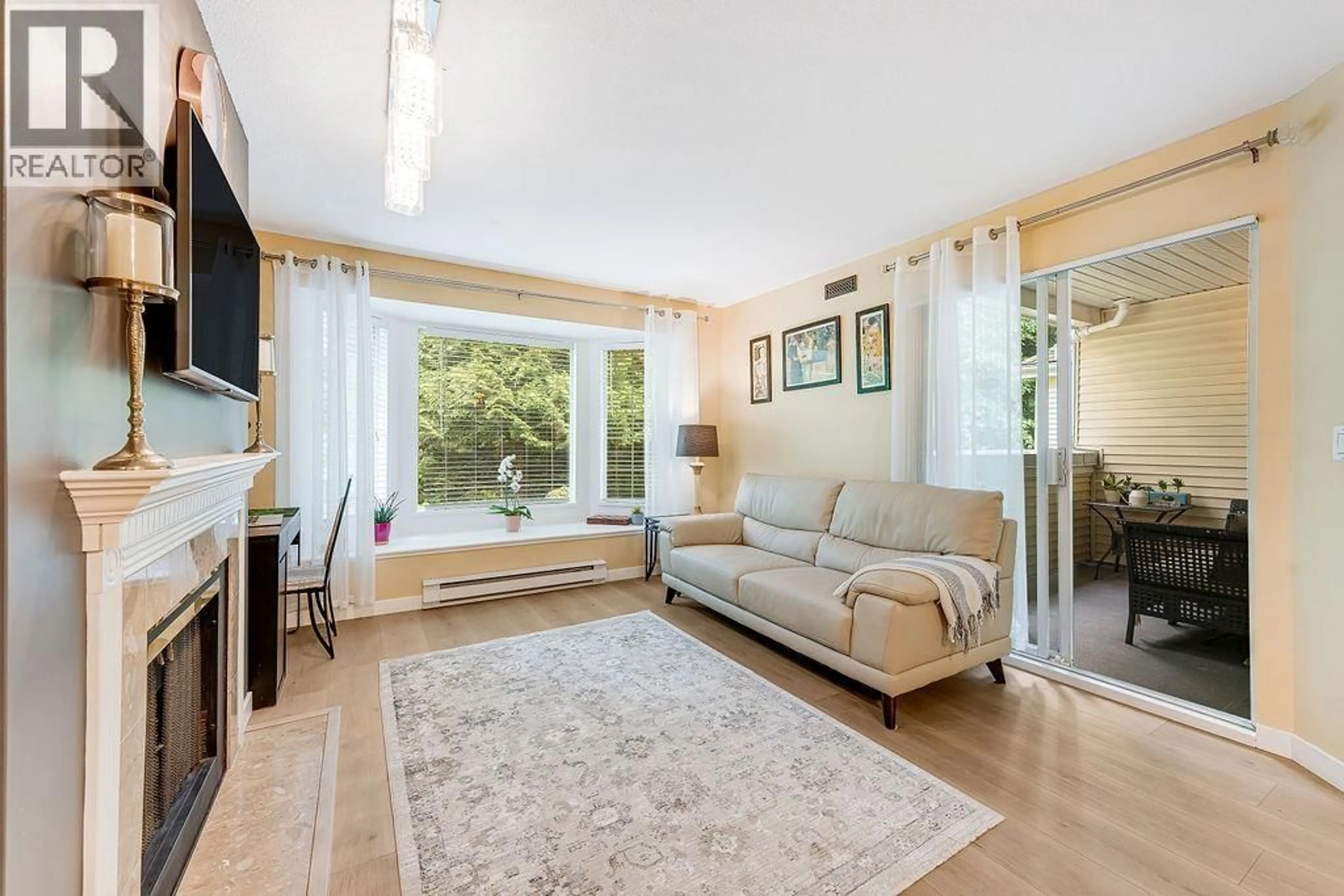 Living room with furniture, unknown for 205 - 6860 RUMBLE STREET, Burnaby British Columbia V5E1A8