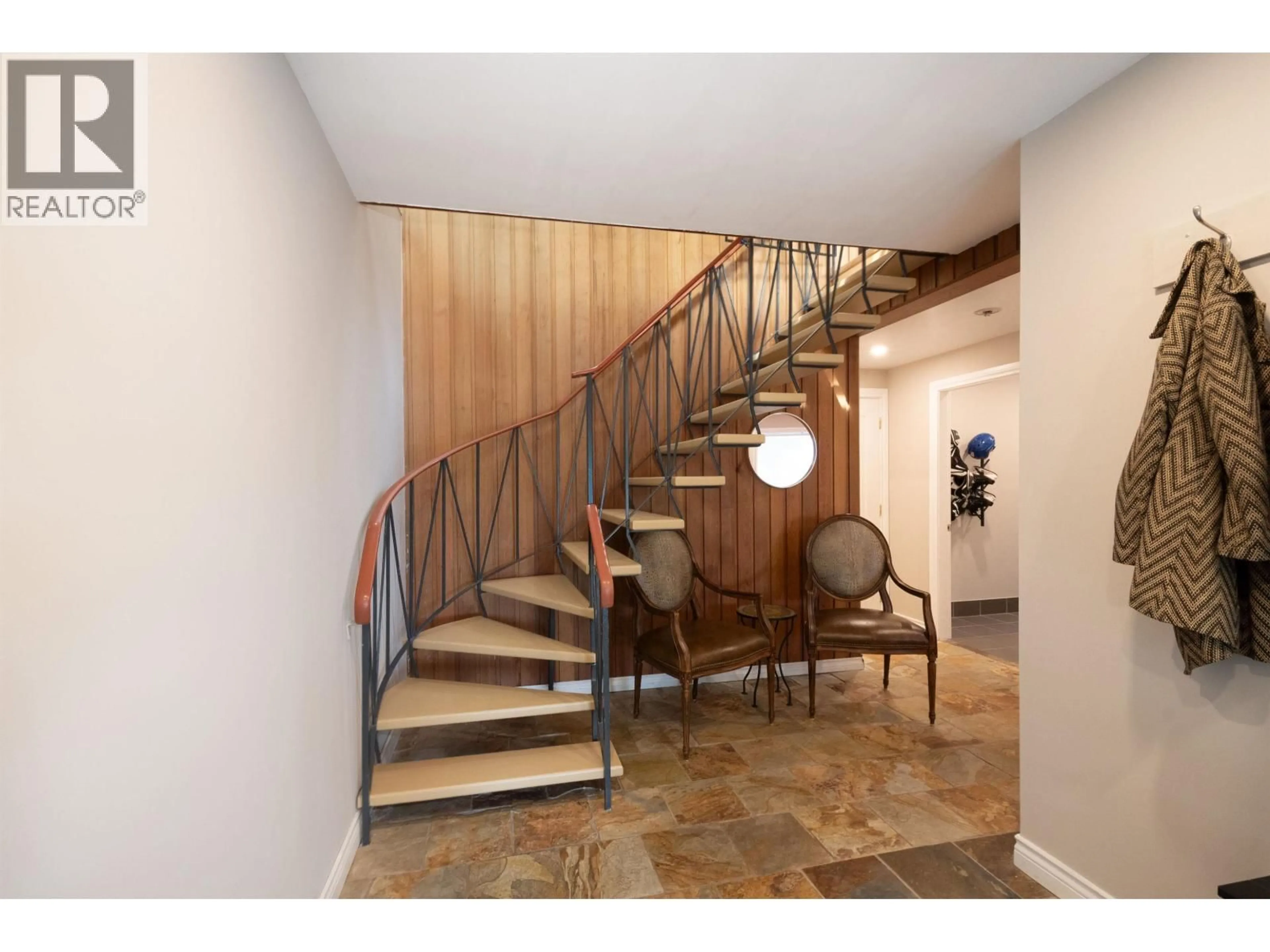 Indoor foyer for 2873 PANORAMA DRIVE, North Vancouver British Columbia V7G1V7