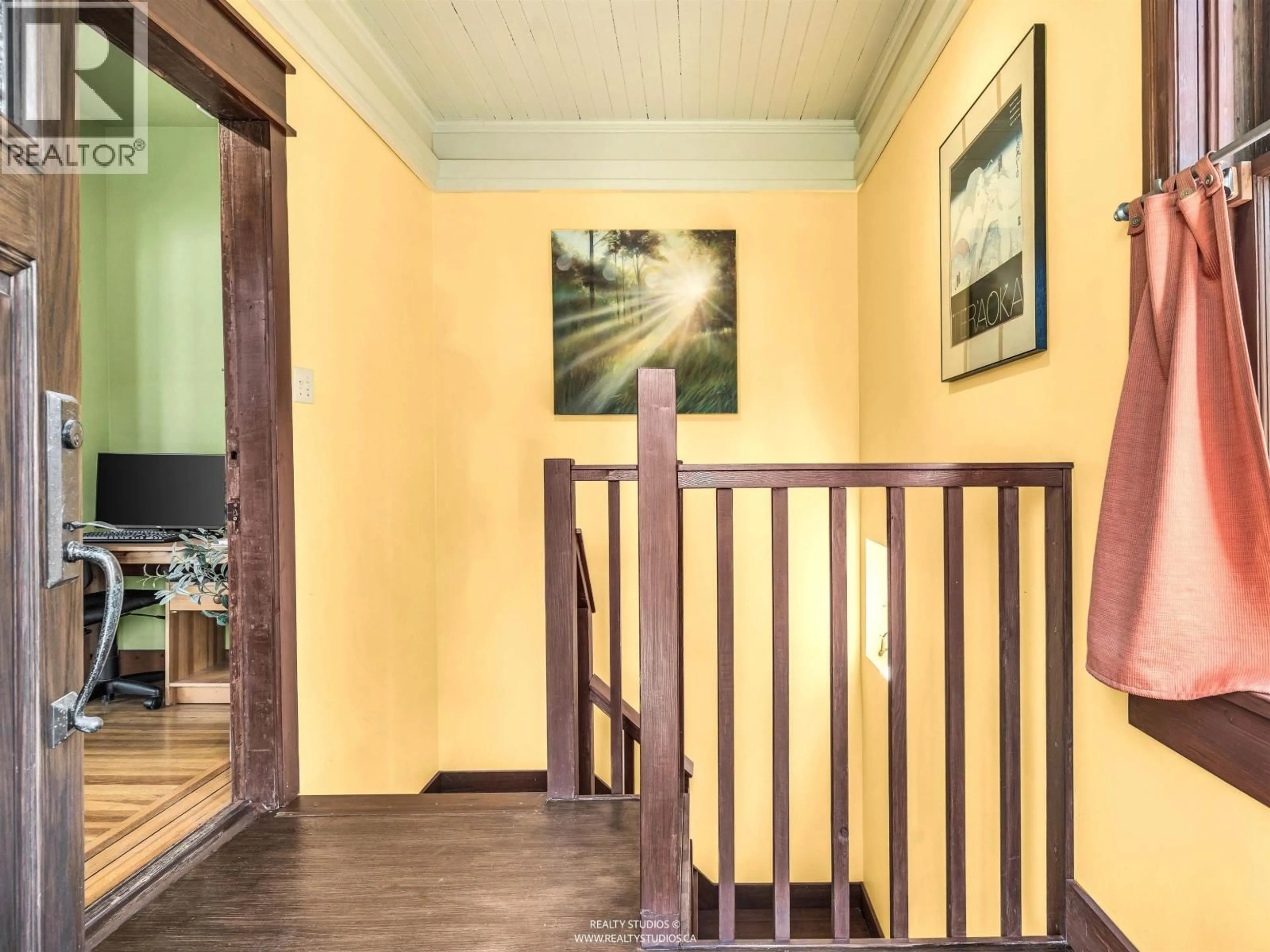 Indoor foyer for 1756 7TH AVENUE, Vancouver British Columbia V5N1S2