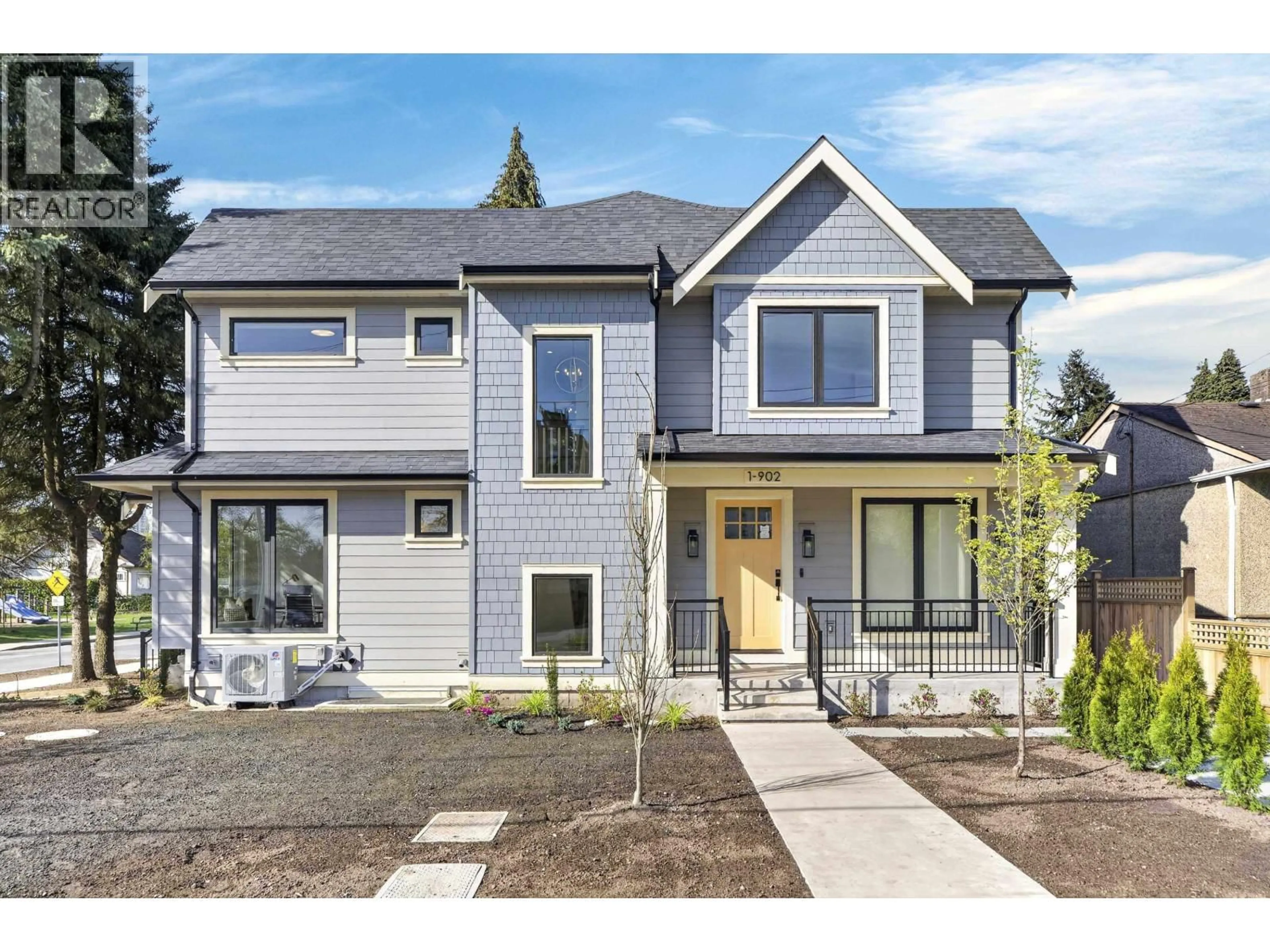 Home with vinyl exterior material, street for 2 - 902 FIRST STREET, New Westminster British Columbia V3L2J2