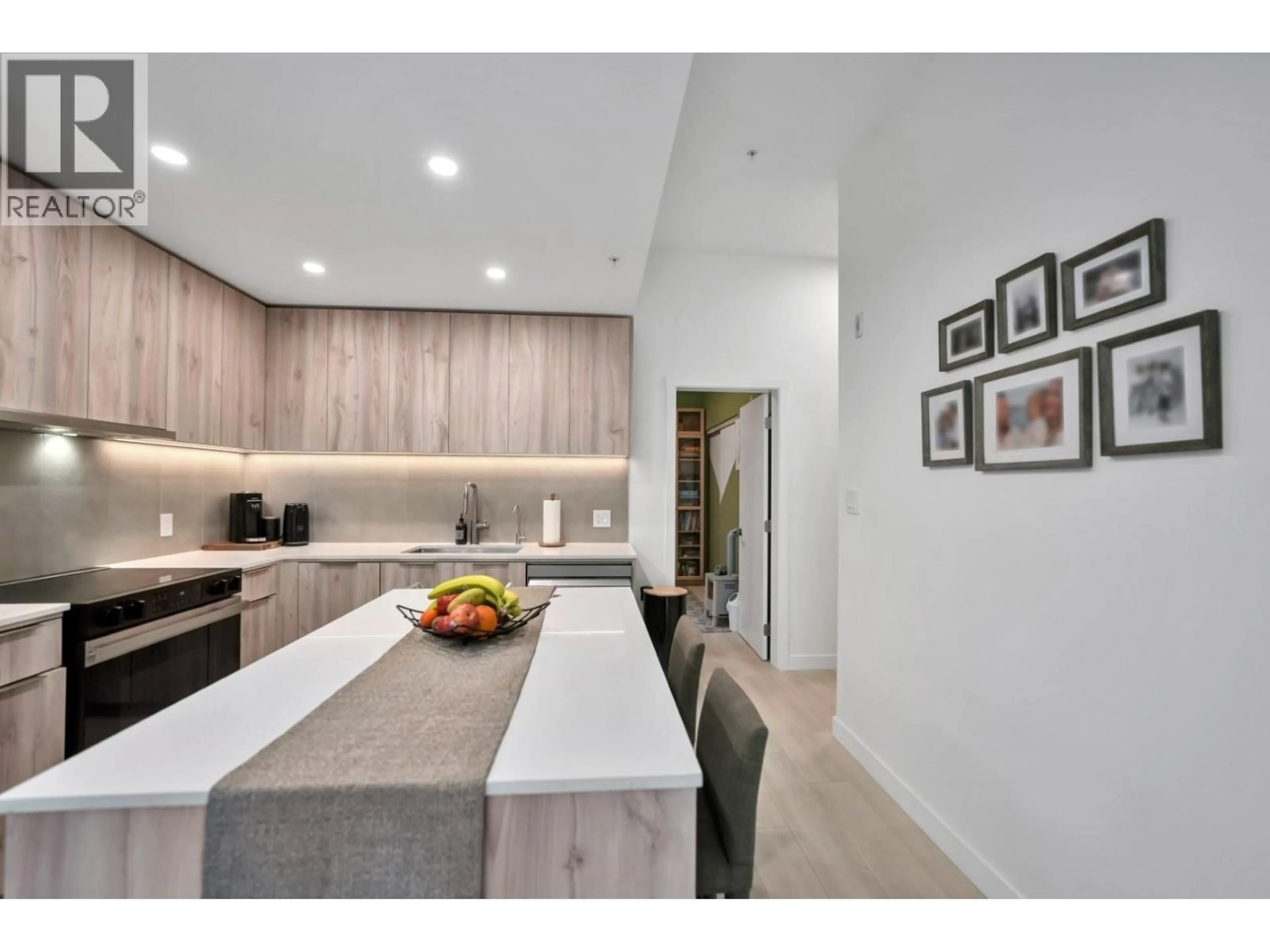 Contemporary kitchen, unknown for 101 - 3596 MALSUM DRIVE, North Vancouver British Columbia V7G0B5