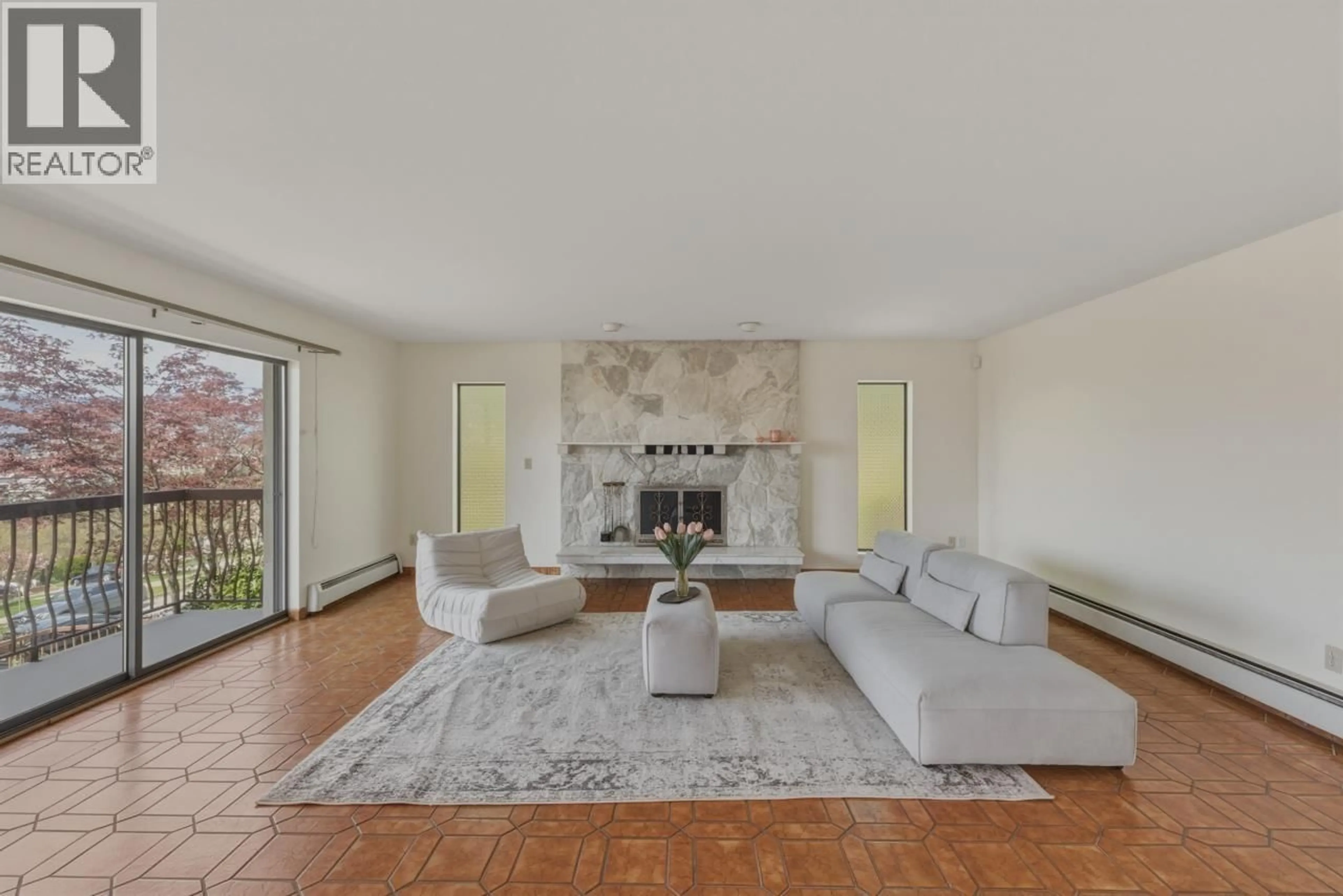 Living room with furniture, unknown for 370 KOOTENAY STREET, Vancouver British Columbia V5K3R5