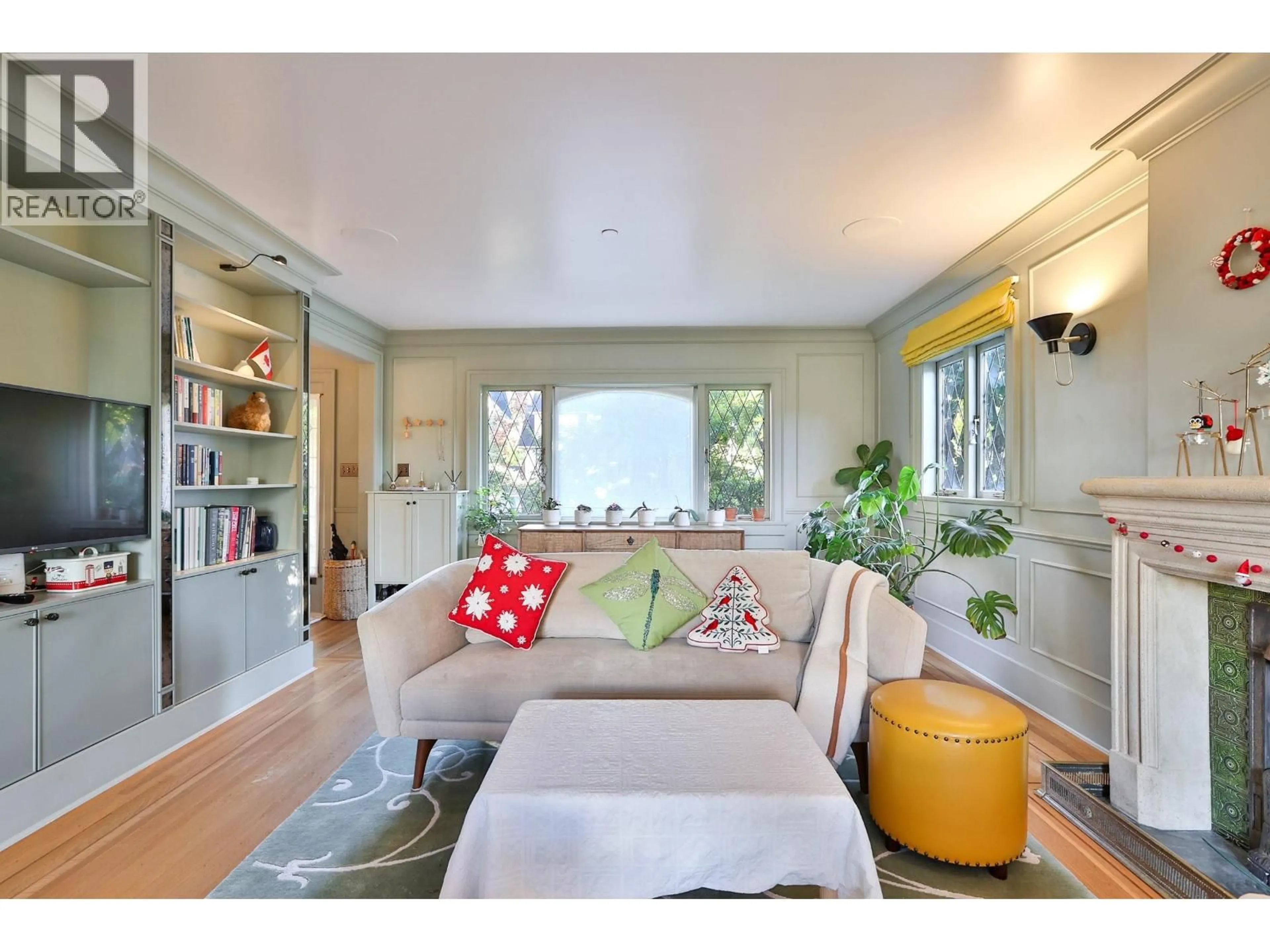 Living room with furniture, wood/laminate floor for 4291 9TH AVENUE, Vancouver British Columbia V6R2C6