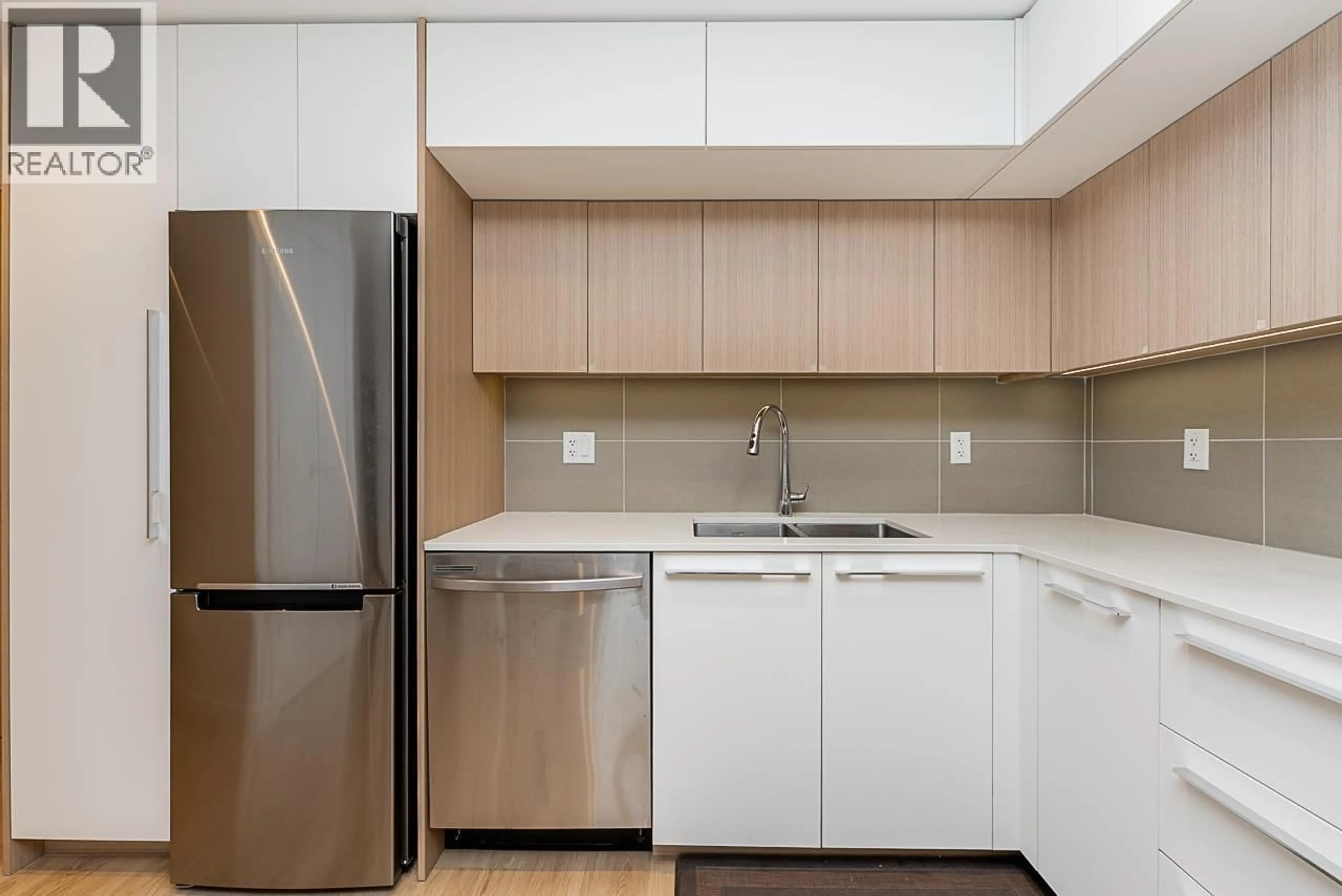 Standard kitchen, unknown for 512 - 9888 UNIVERSITY CRESCENT, Burnaby British Columbia V5A0G4