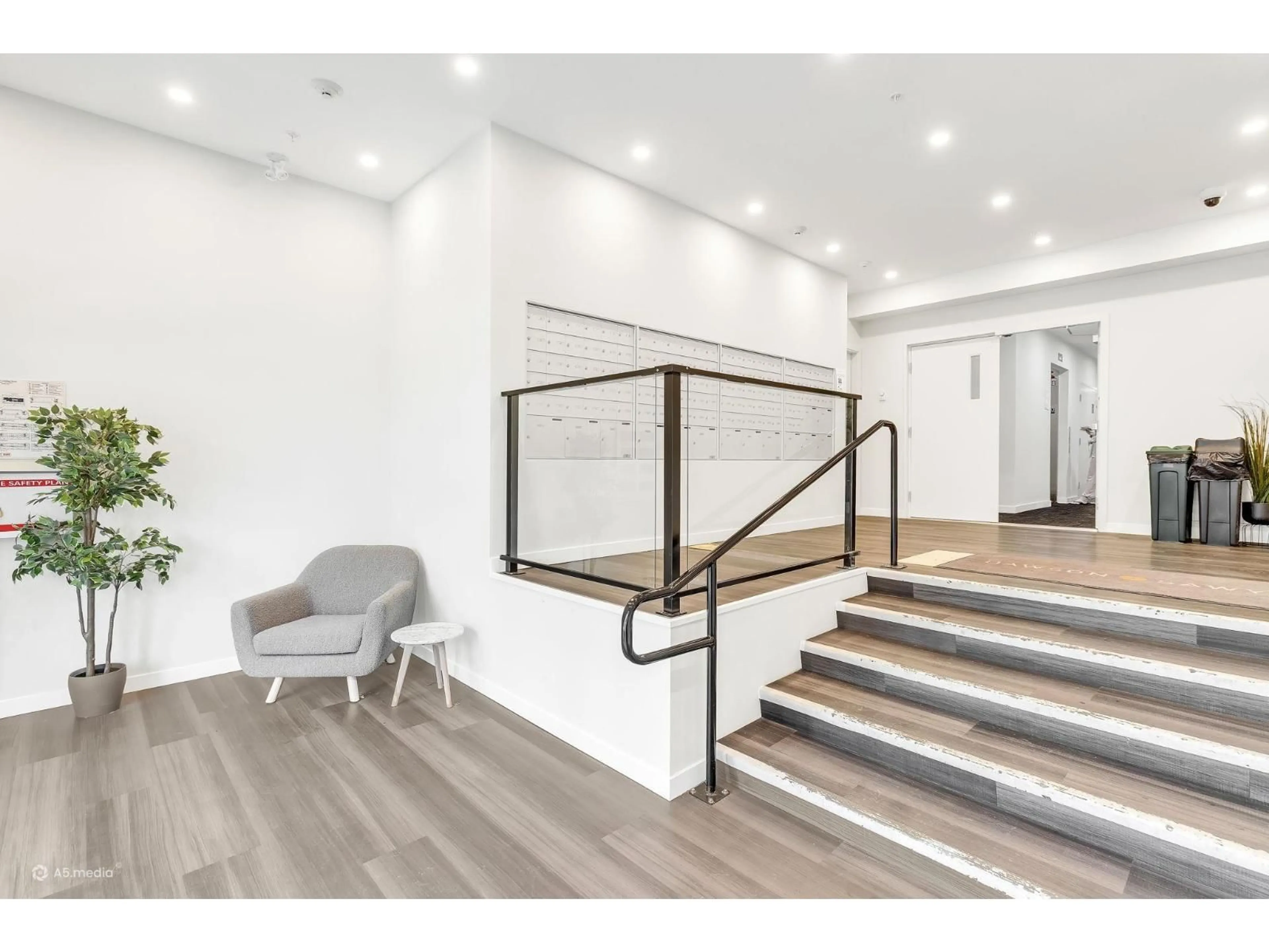 Indoor foyer for 115 - 13623 81A AVENUE, Surrey British Columbia V3W3N7