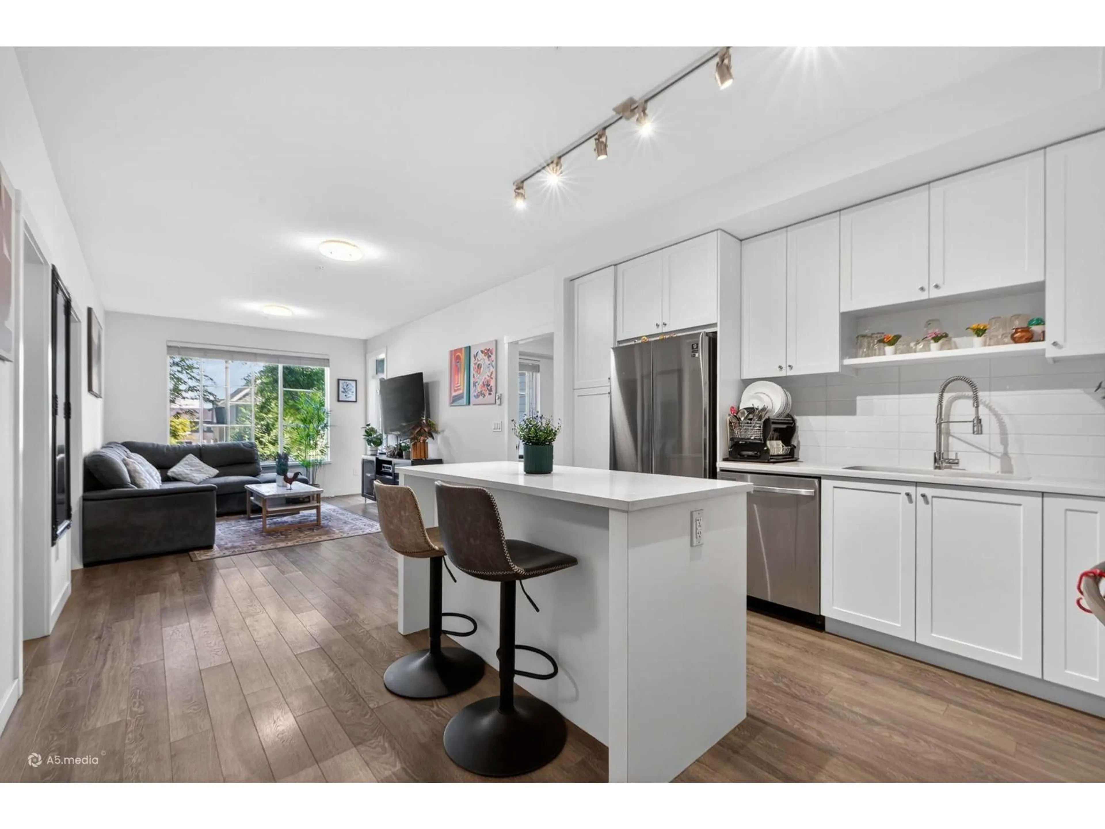 Open concept kitchen, wood/laminate floor for 115 - 13623 81A AVENUE, Surrey British Columbia V3W3N7