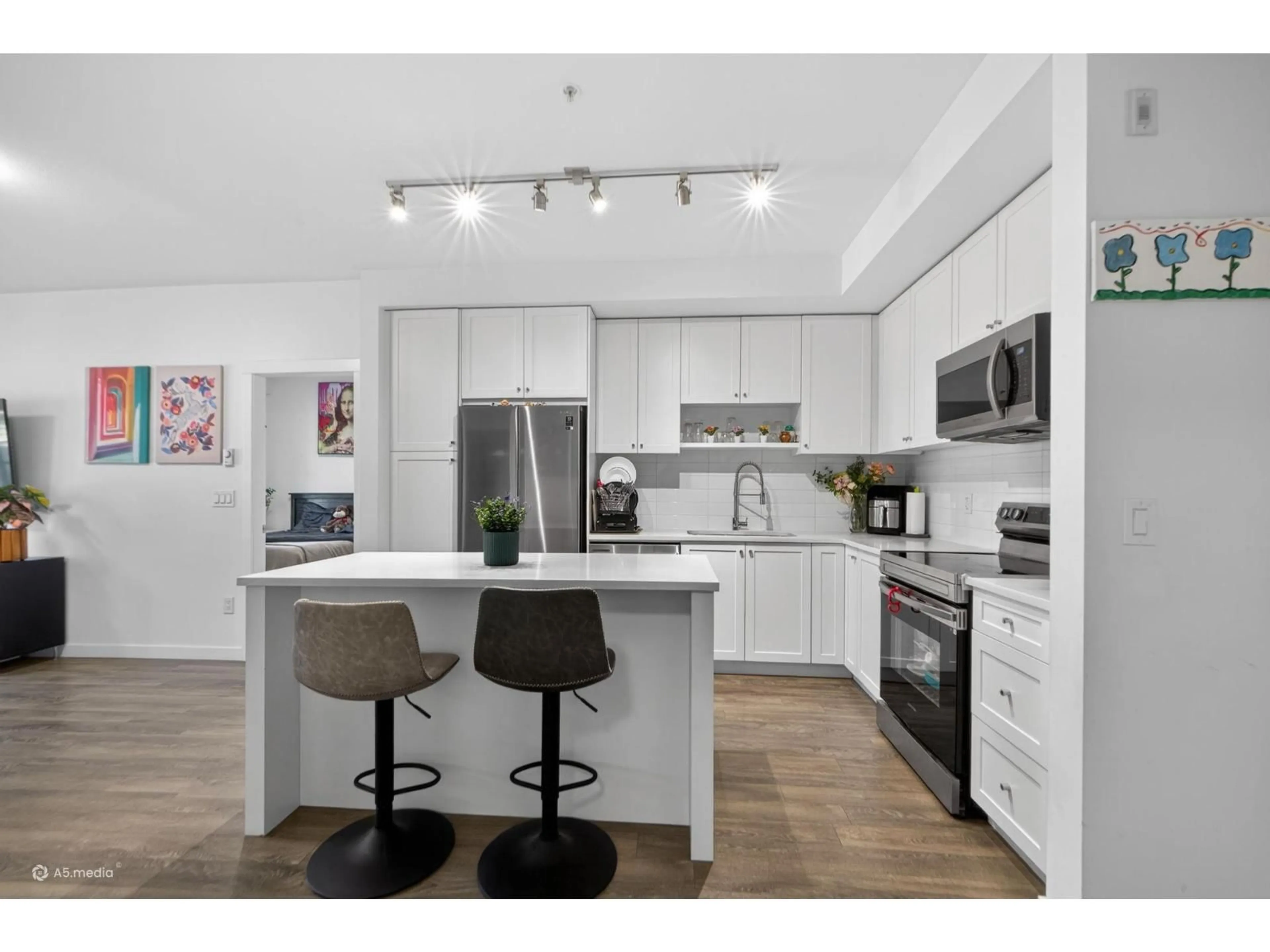 Open concept kitchen, wood/laminate floor for 115 - 13623 81A AVENUE, Surrey British Columbia V3W3N7