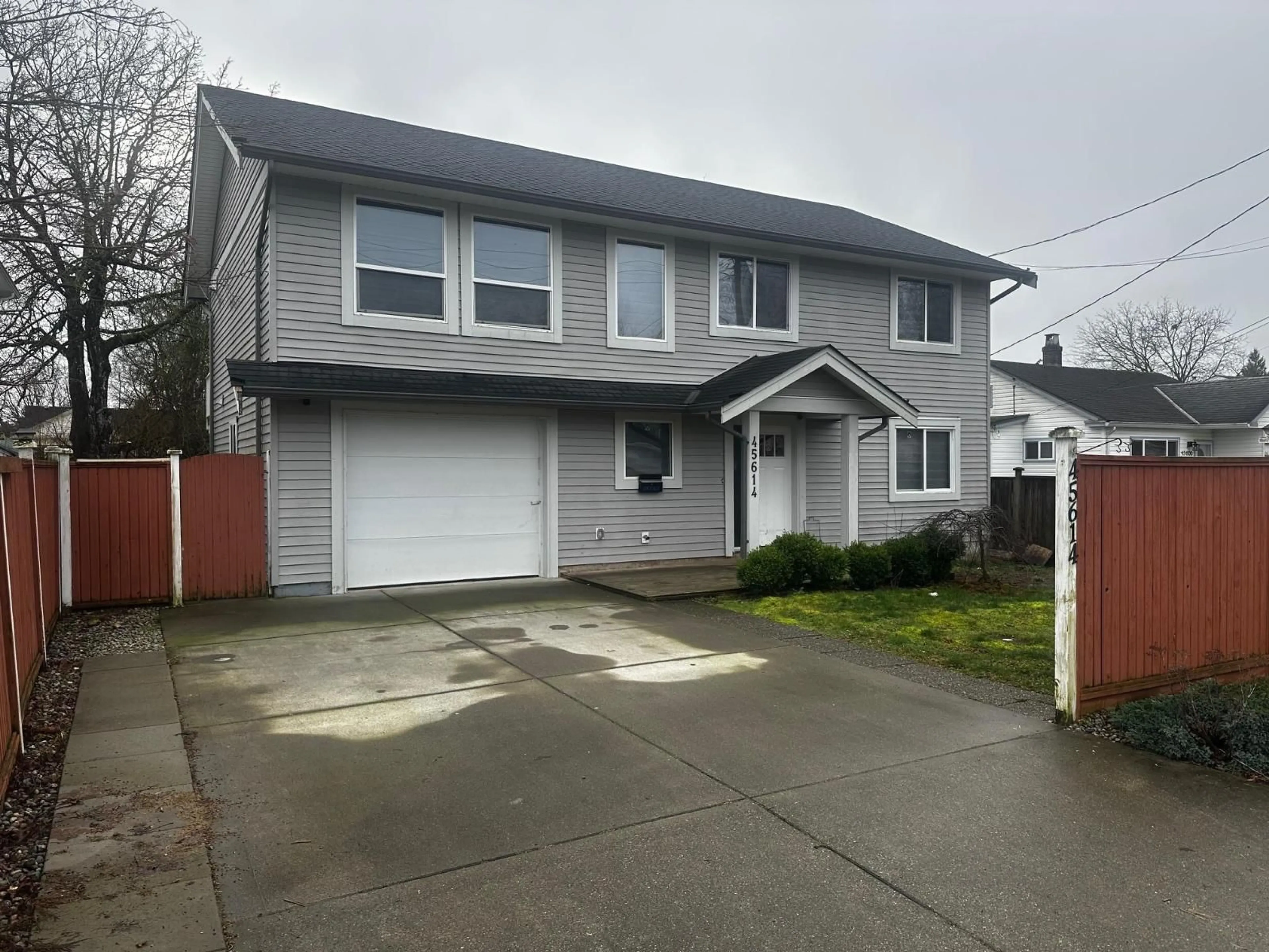 Home with vinyl exterior material, street for 45614 HERRON AVENUE, Chilliwack British Columbia V2P3G9