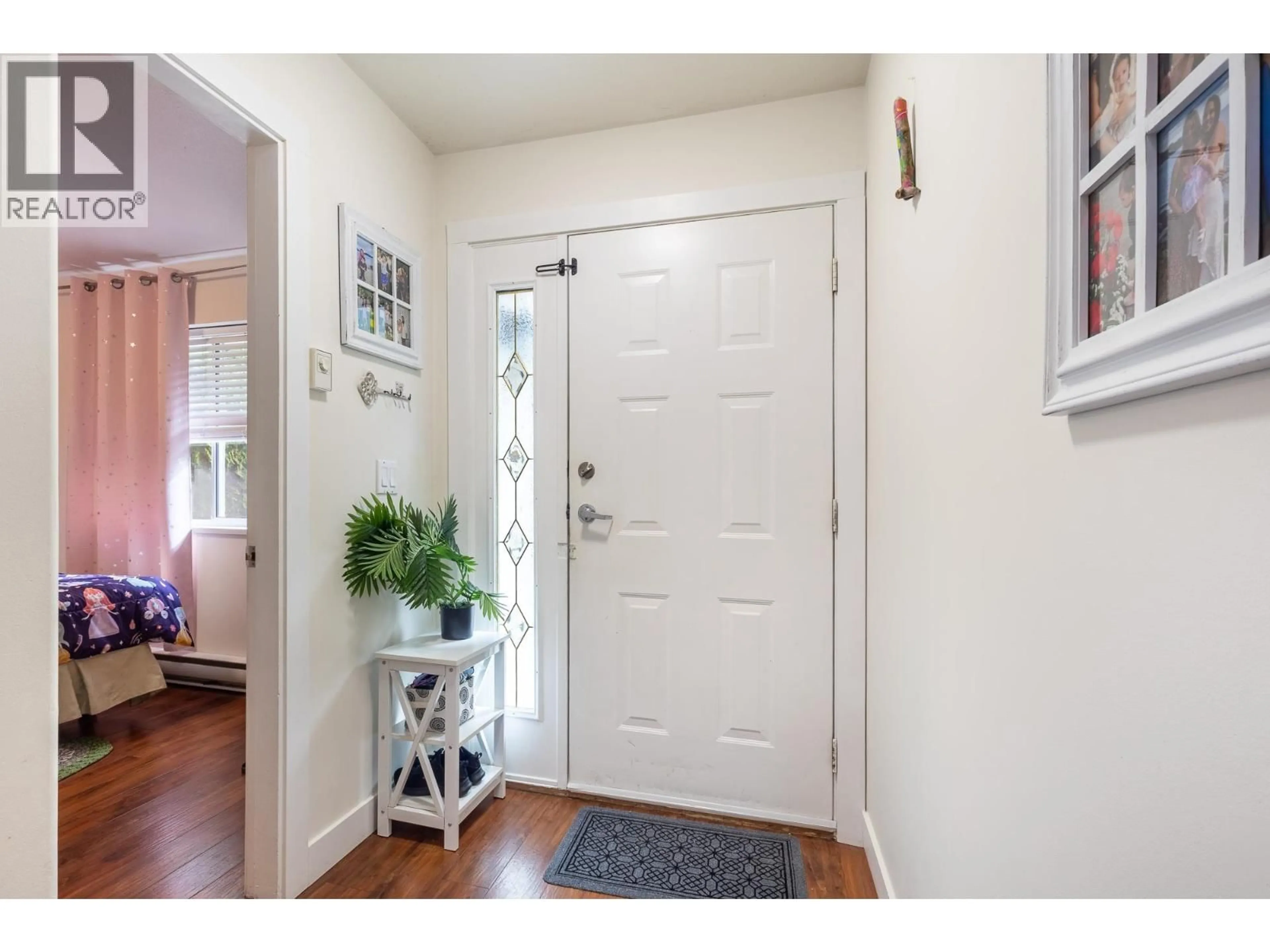 Indoor entryway for 1 - 5706 EBBTIDE STREET, Sechelt British Columbia V7Z0J4