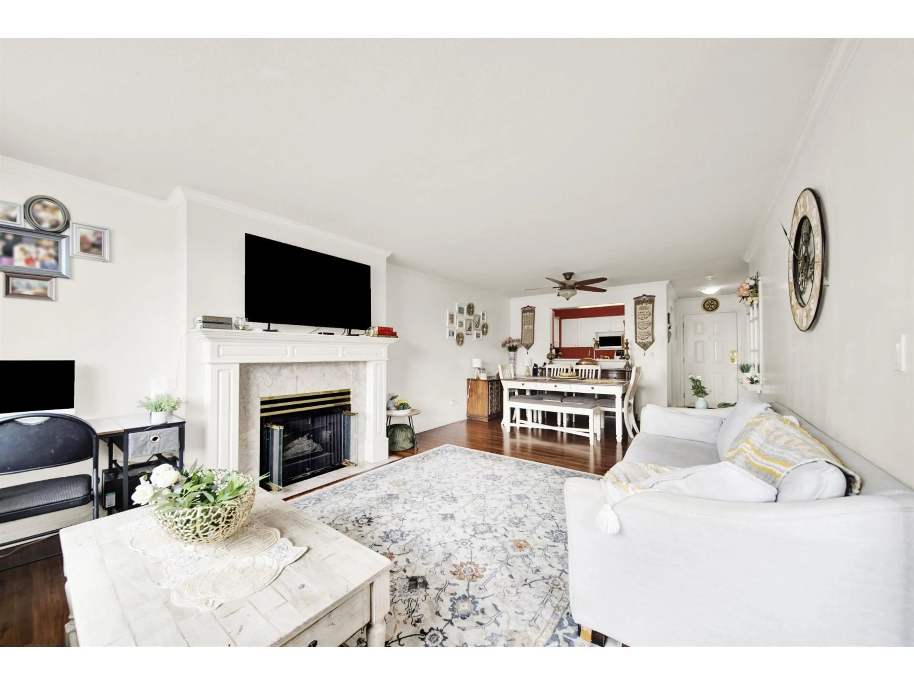 Living room with furniture, wood/laminate floor for 102 - 9765 140 STREET, Surrey British Columbia V3T5S5