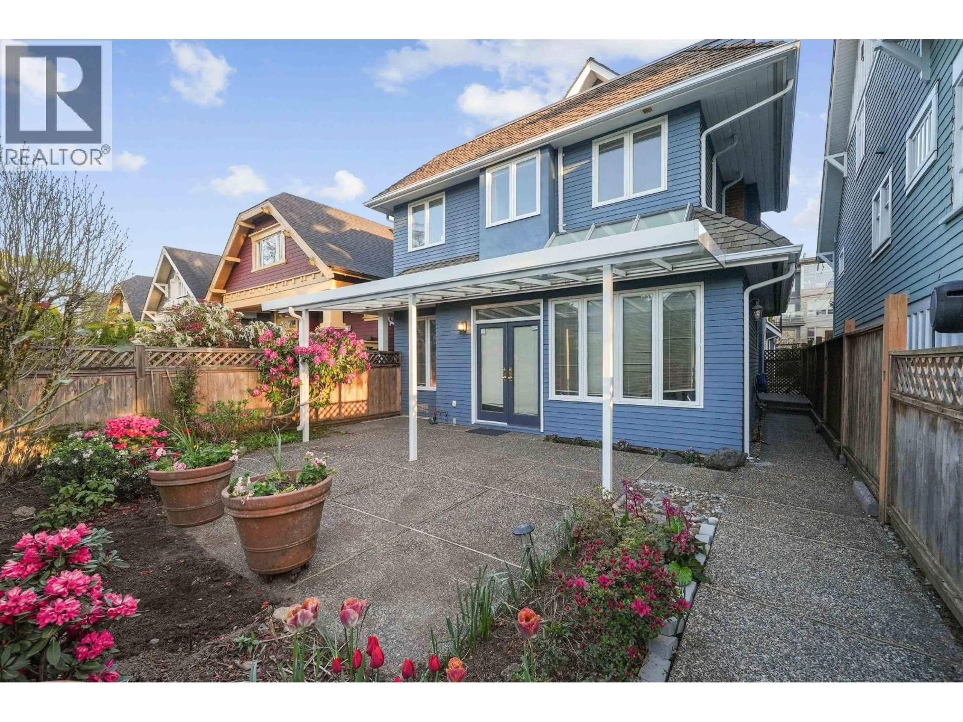 A pic from outside/outdoor area/front of a property/back of a property/a pic from drone, street for 3174 3RD AVENUE, Vancouver British Columbia V6K1N3