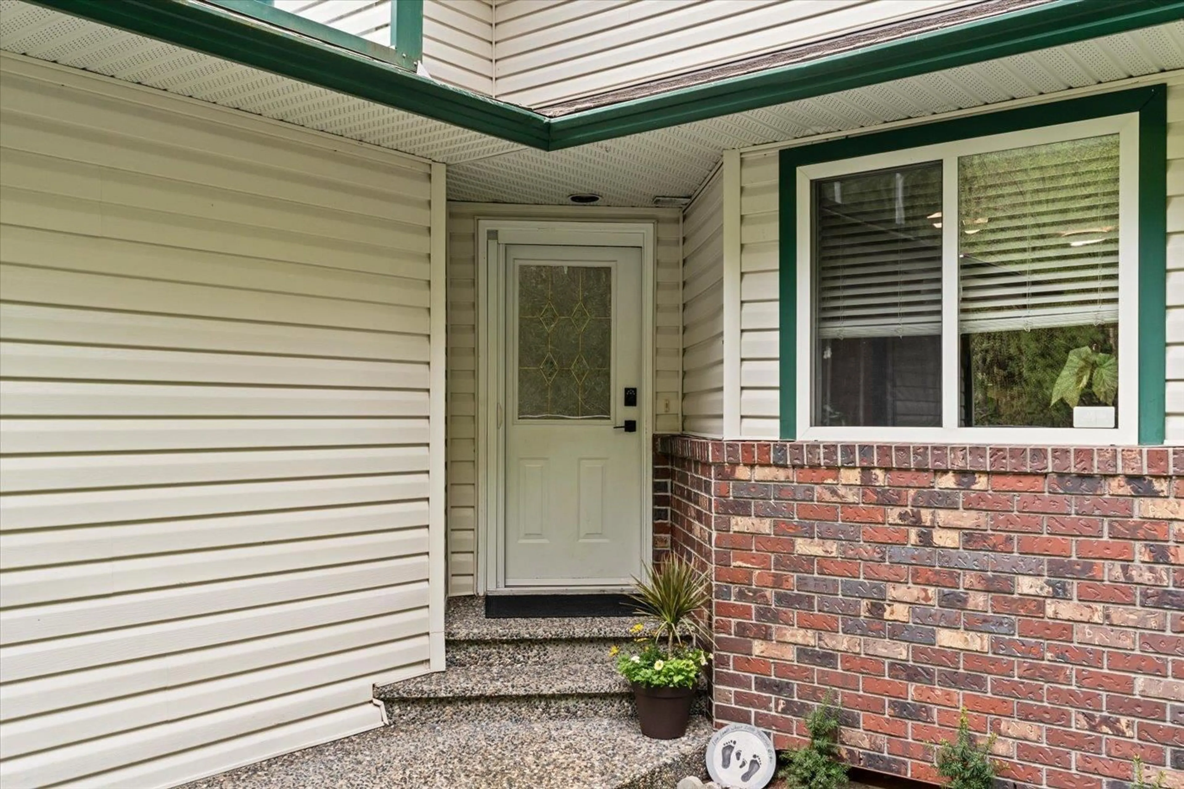 Indoor entryway for 11 - 34250 HAZELWOOD AVENUE, Abbotsford British Columbia V2S7L4